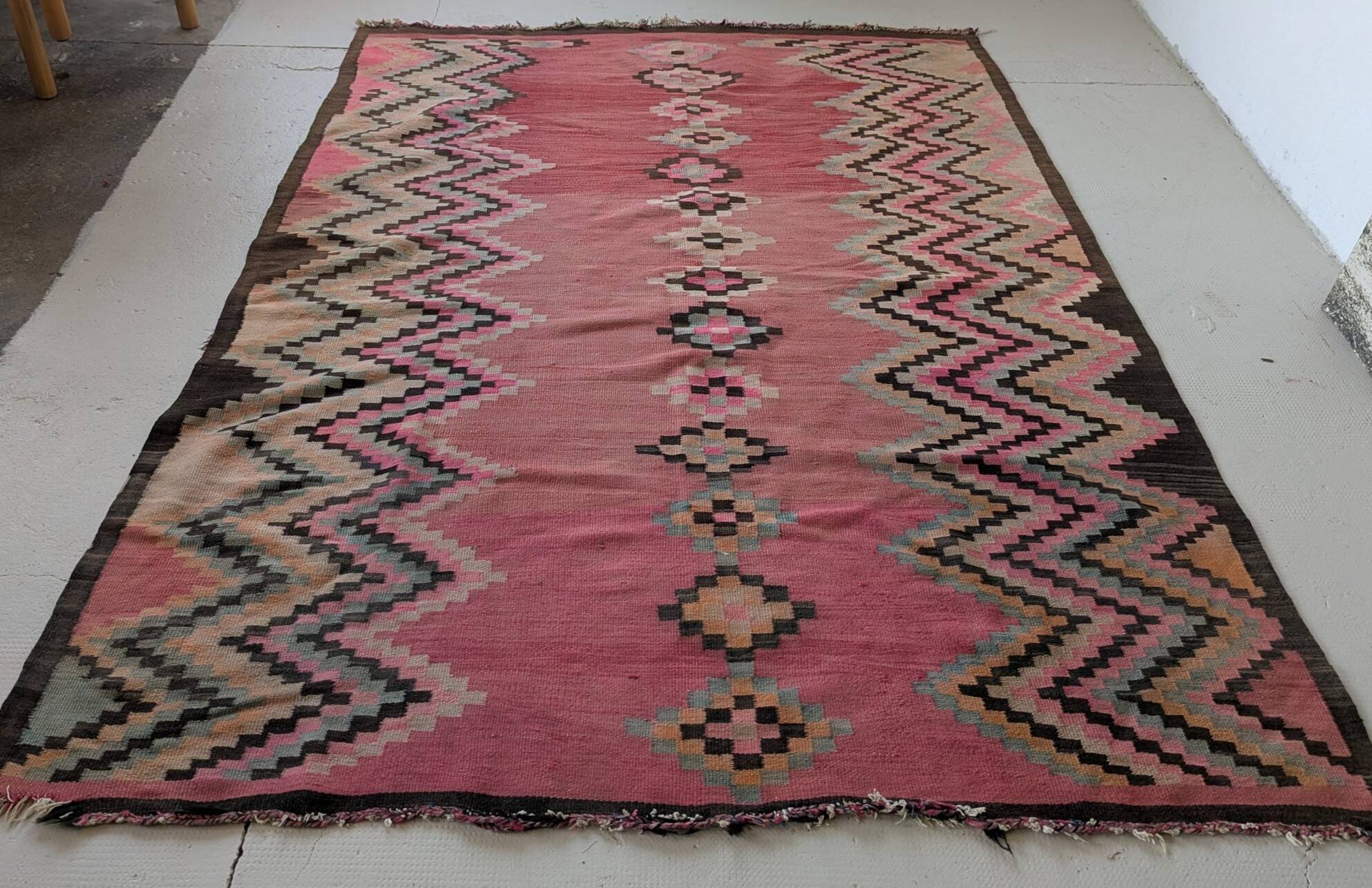 Tapis kilim ancien dans des tons rose