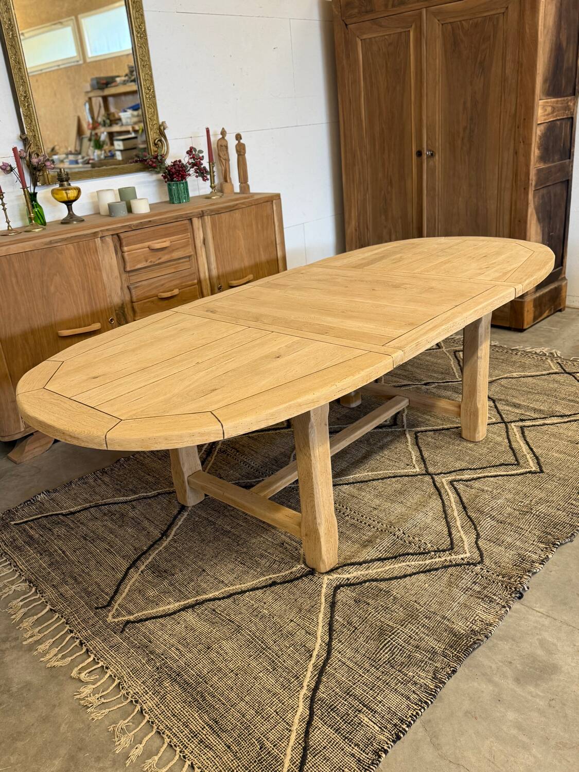 Extendable farmhouse table in solid oak