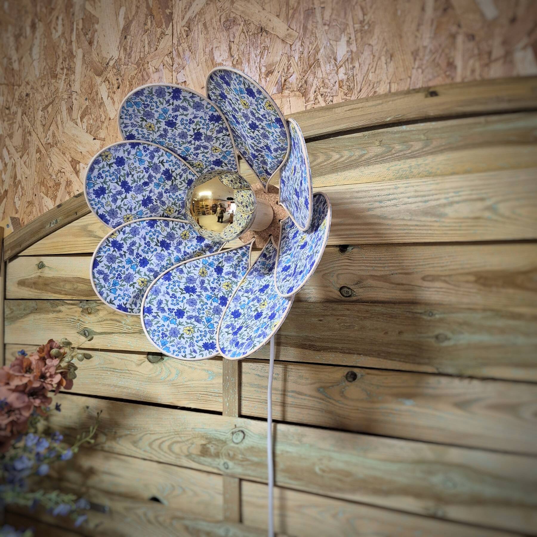 Applique murale fleur, 8 pétales en rotin et tissu fleuri