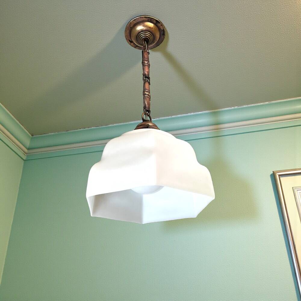 Lampe suspendue en verre blanc Art Déco