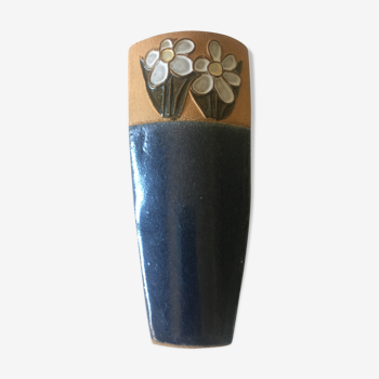 Vase in reeds with stylized flowers