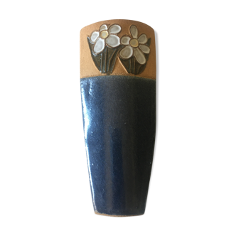 Vase in reeds with stylized flowers