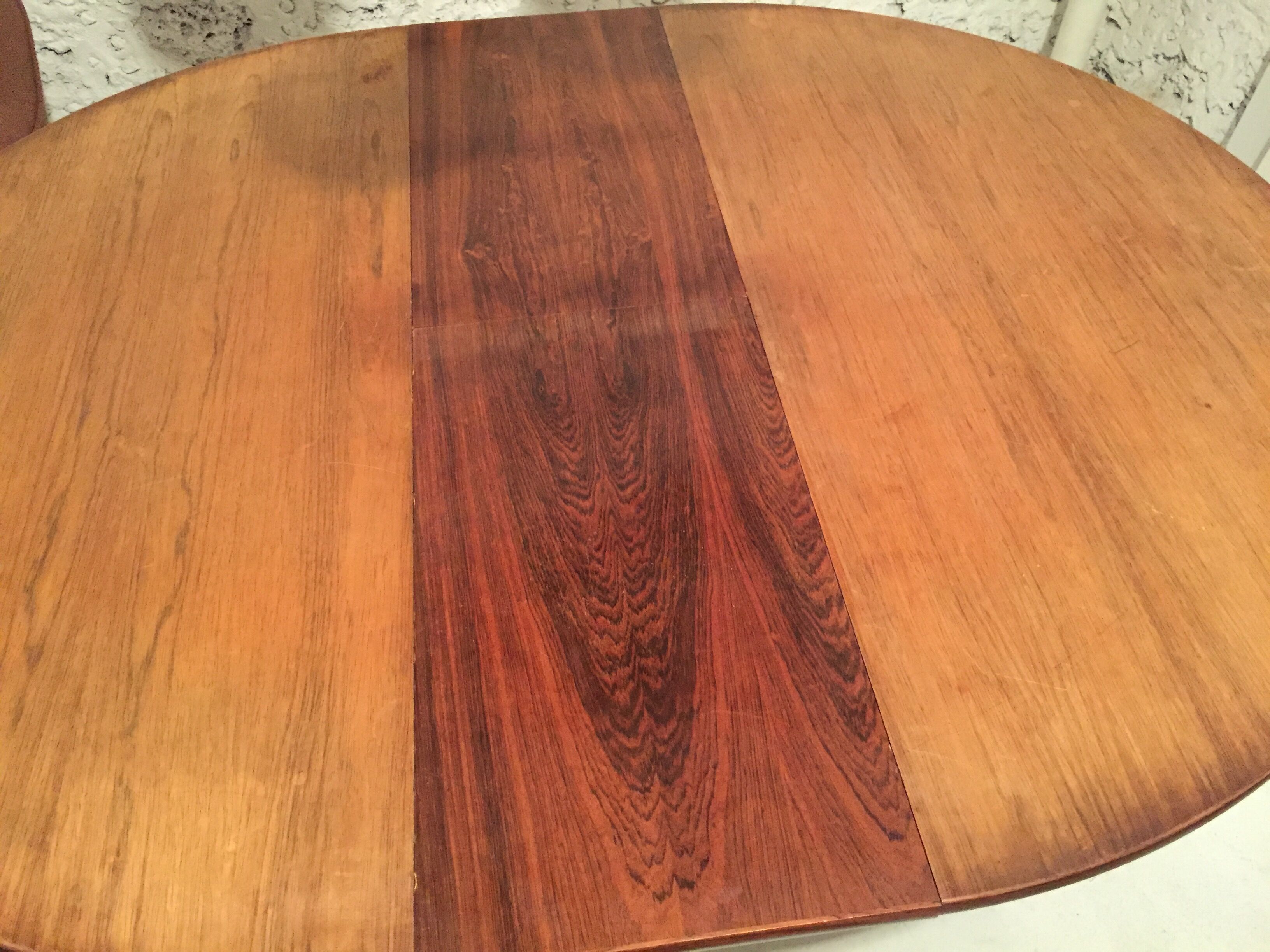 Scandinavian round table in rosewood veneer