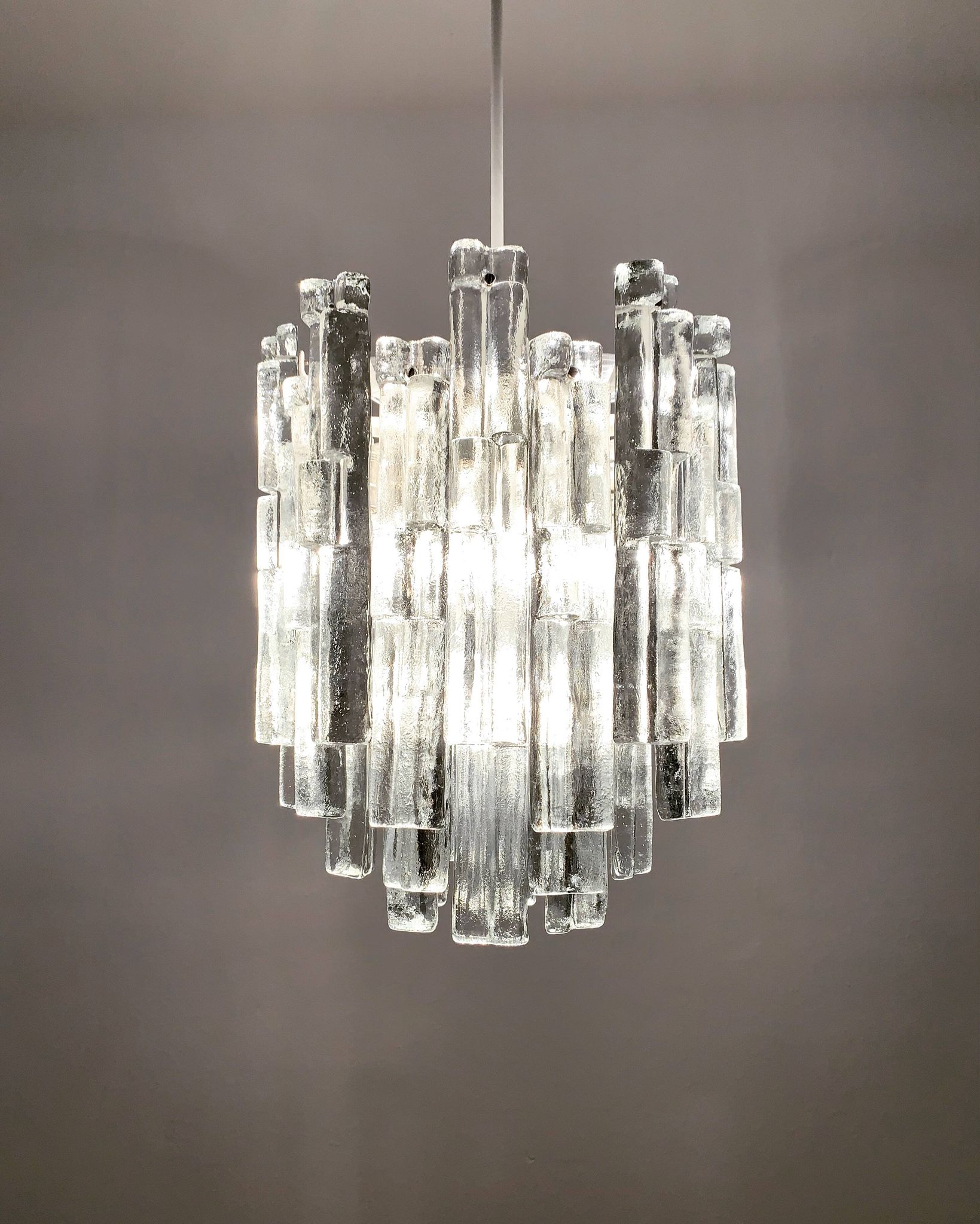 Chandelier en verre de glace autrichien par J.T. Kalmar
