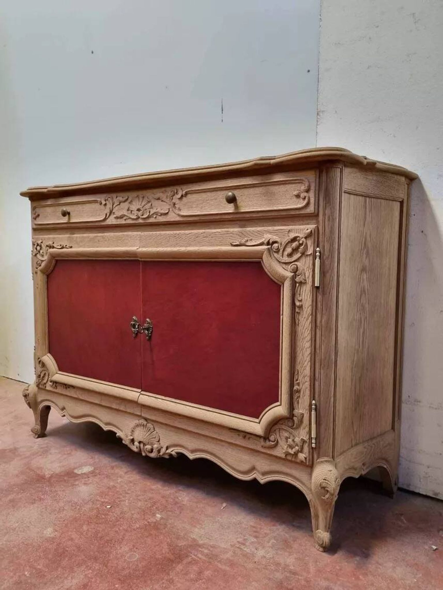 Louis XV buffet in oak & leather - Sandblasted