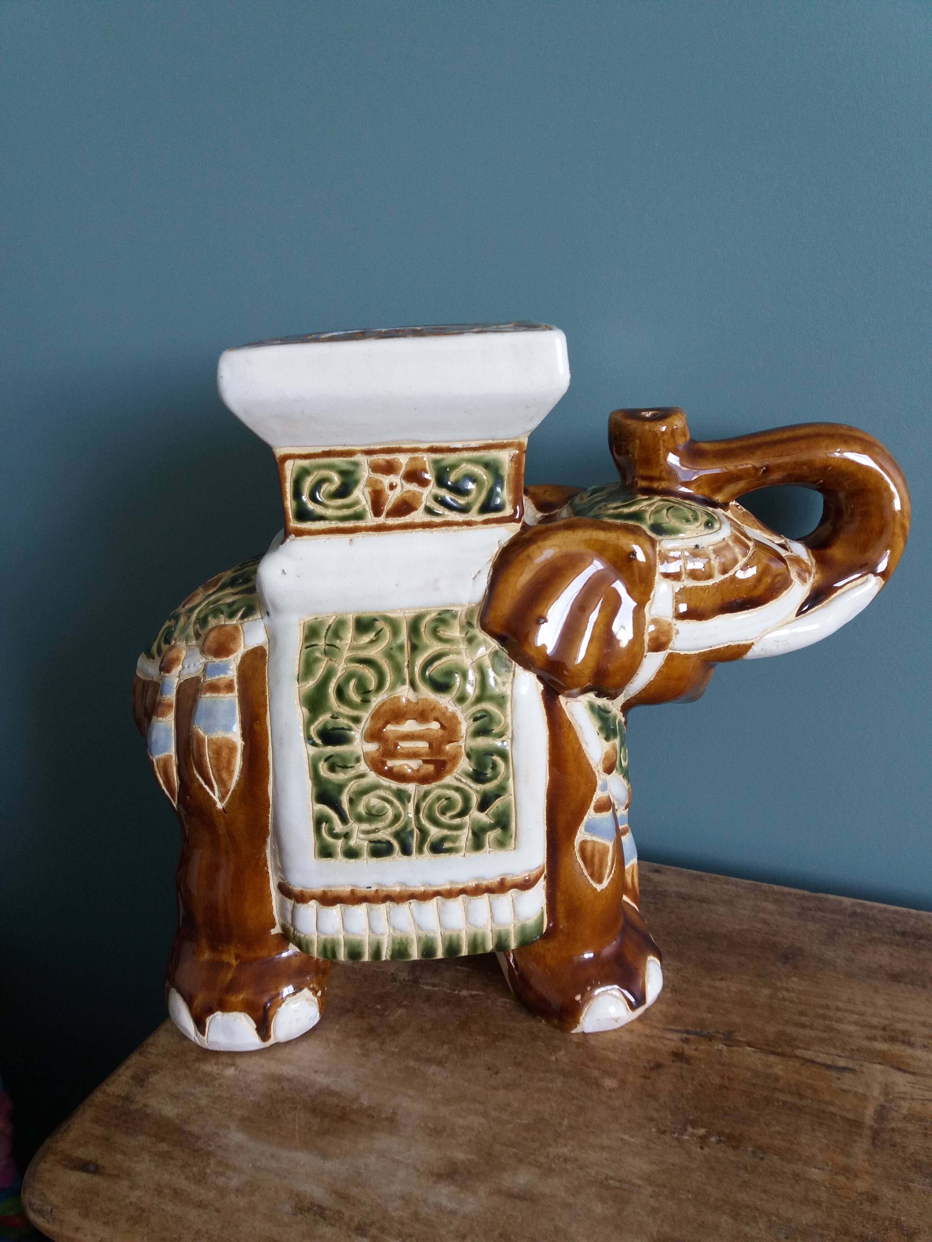 Éléphant porte-plante en céramique