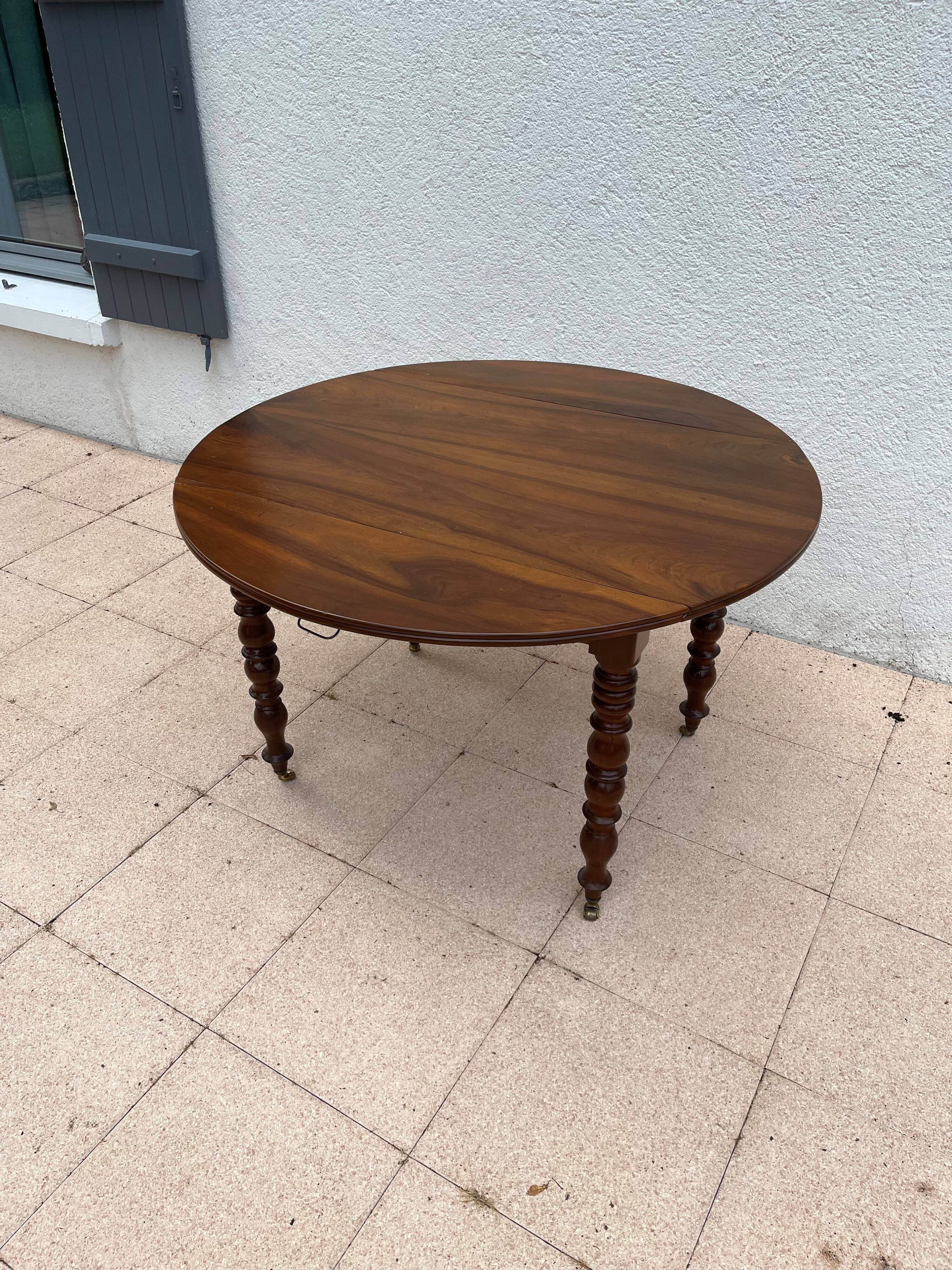Table ronde en noyer