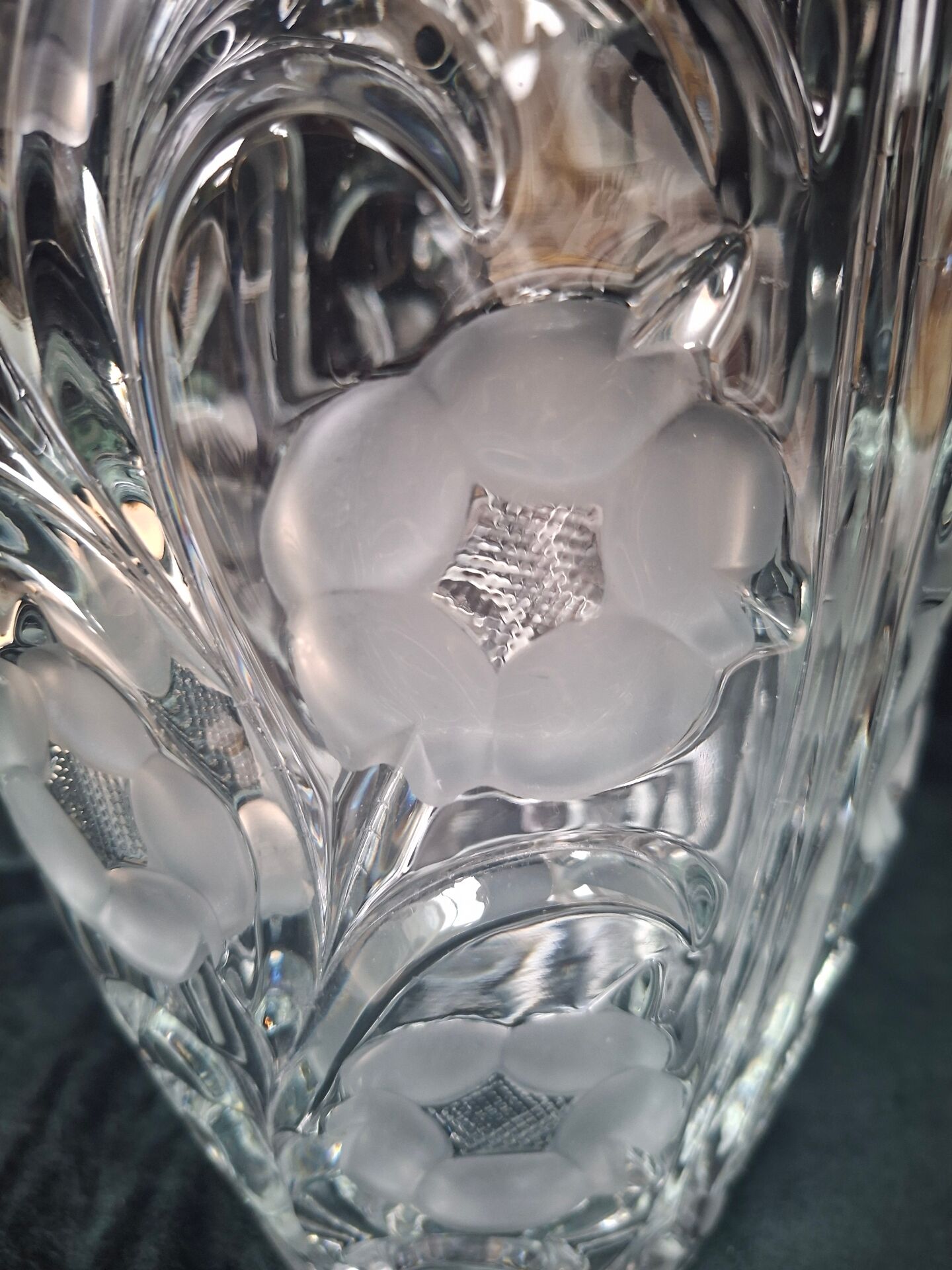 Grand vase en cristal taillé décor floral