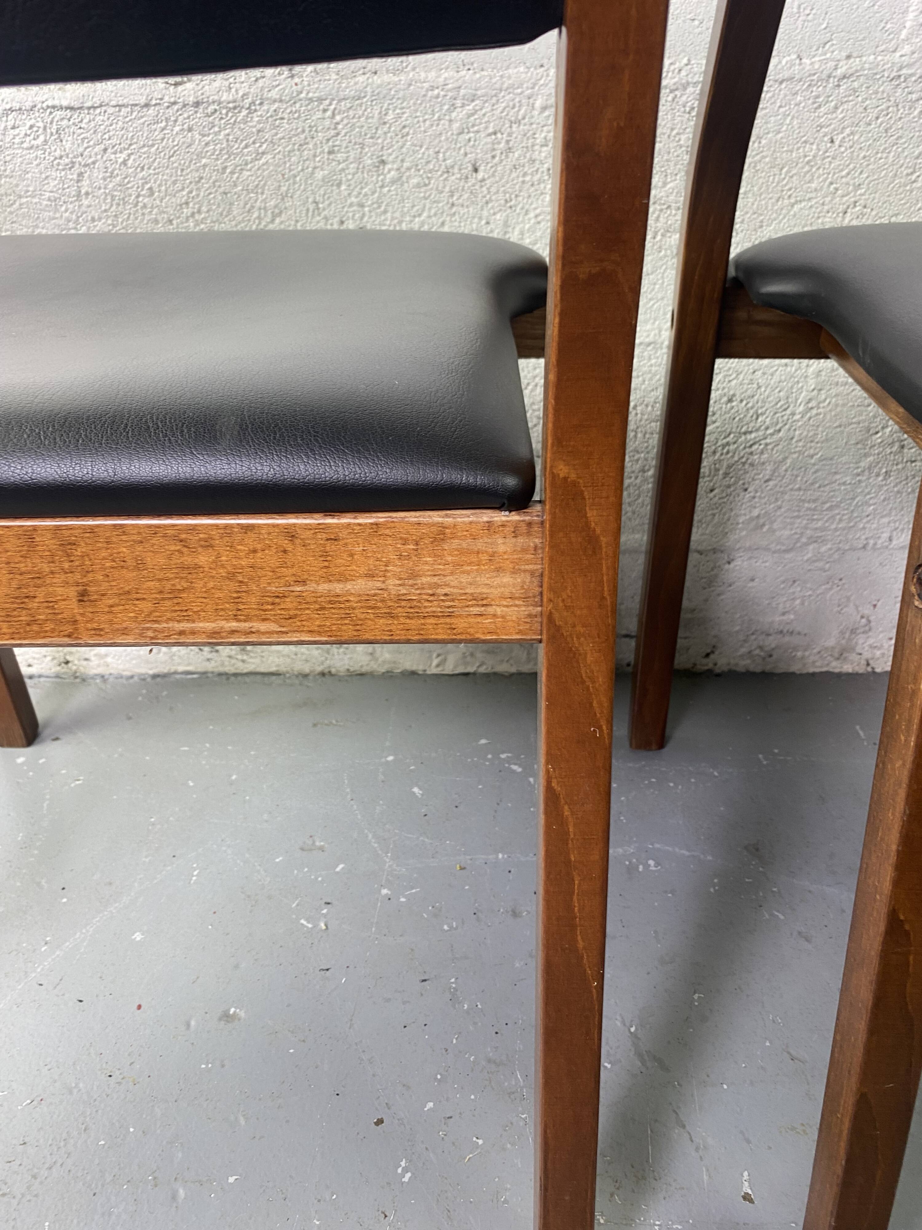 Paire de fauteuils en cuir et bois