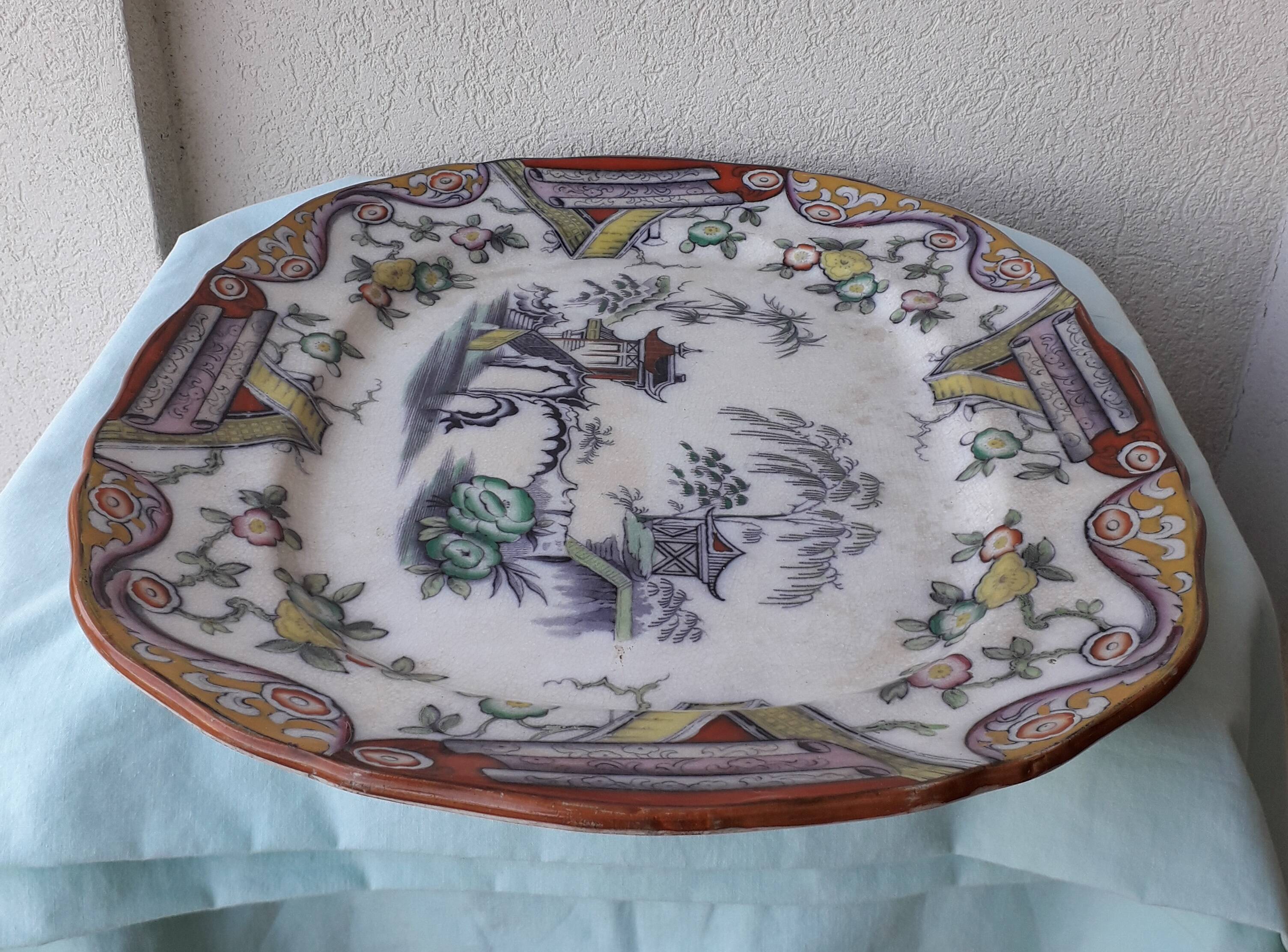 Plat en faience décor japonisant
