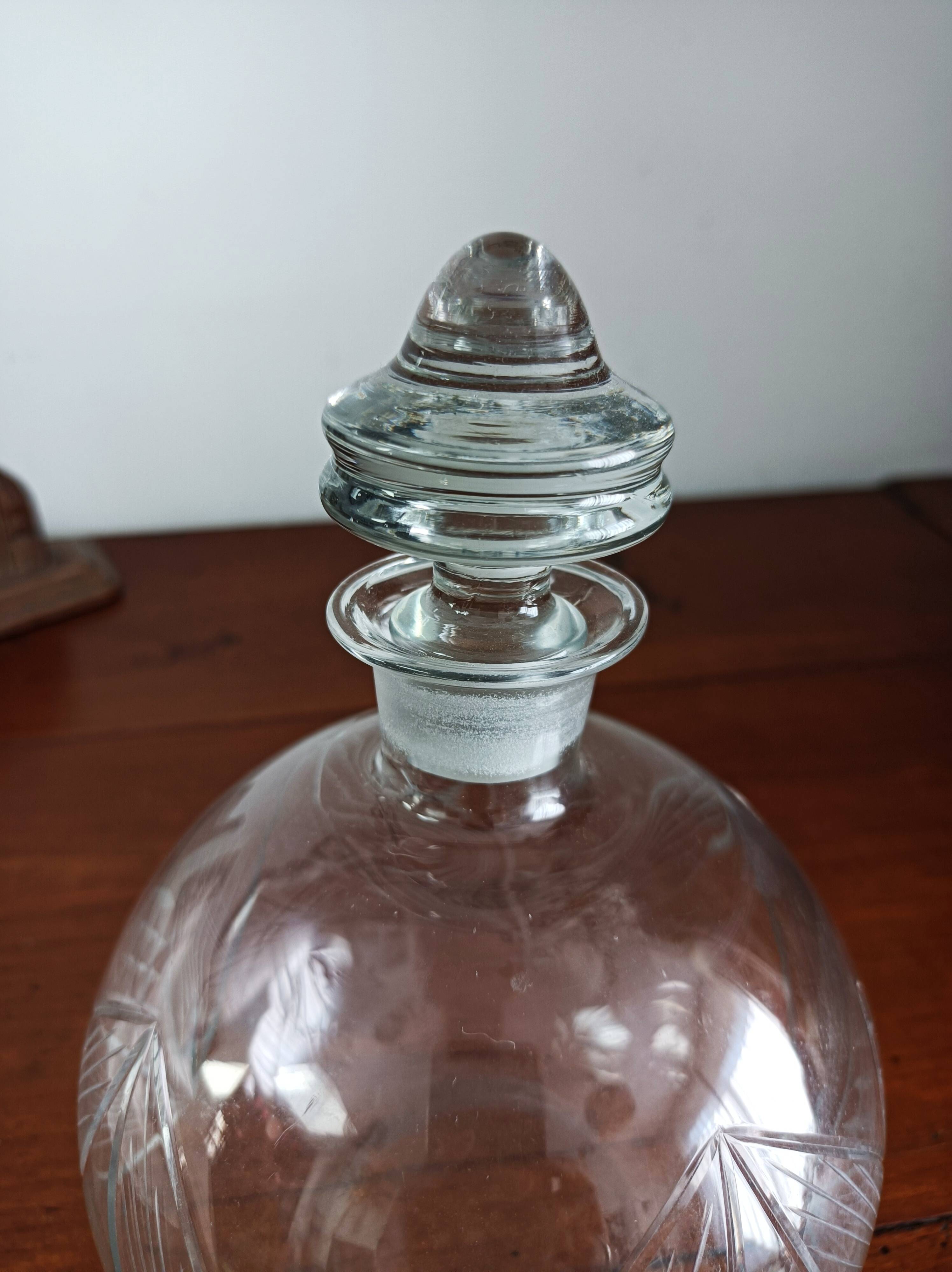 Carafe en verre gravé