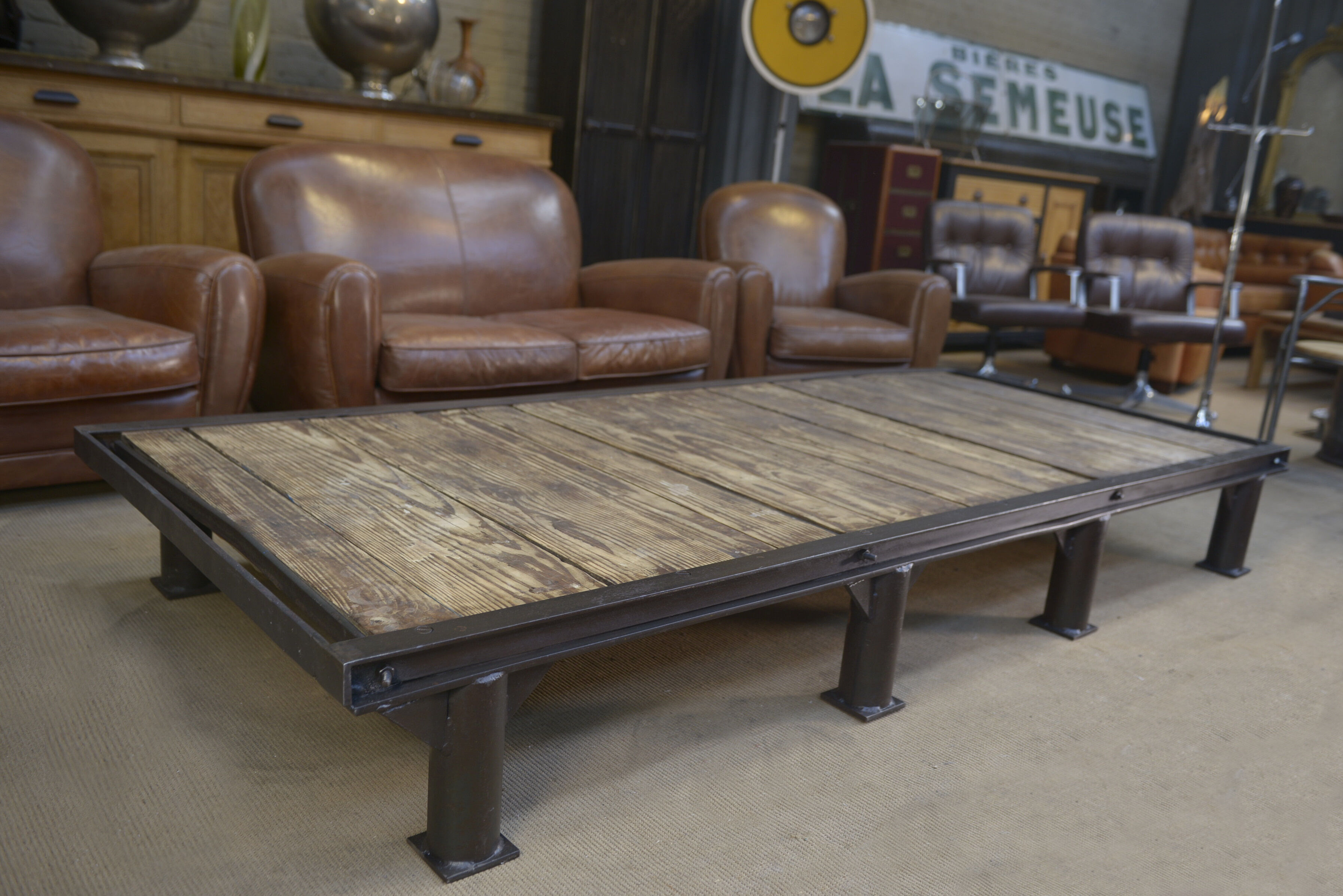 Table basse industrielle en métal et sapin 1950