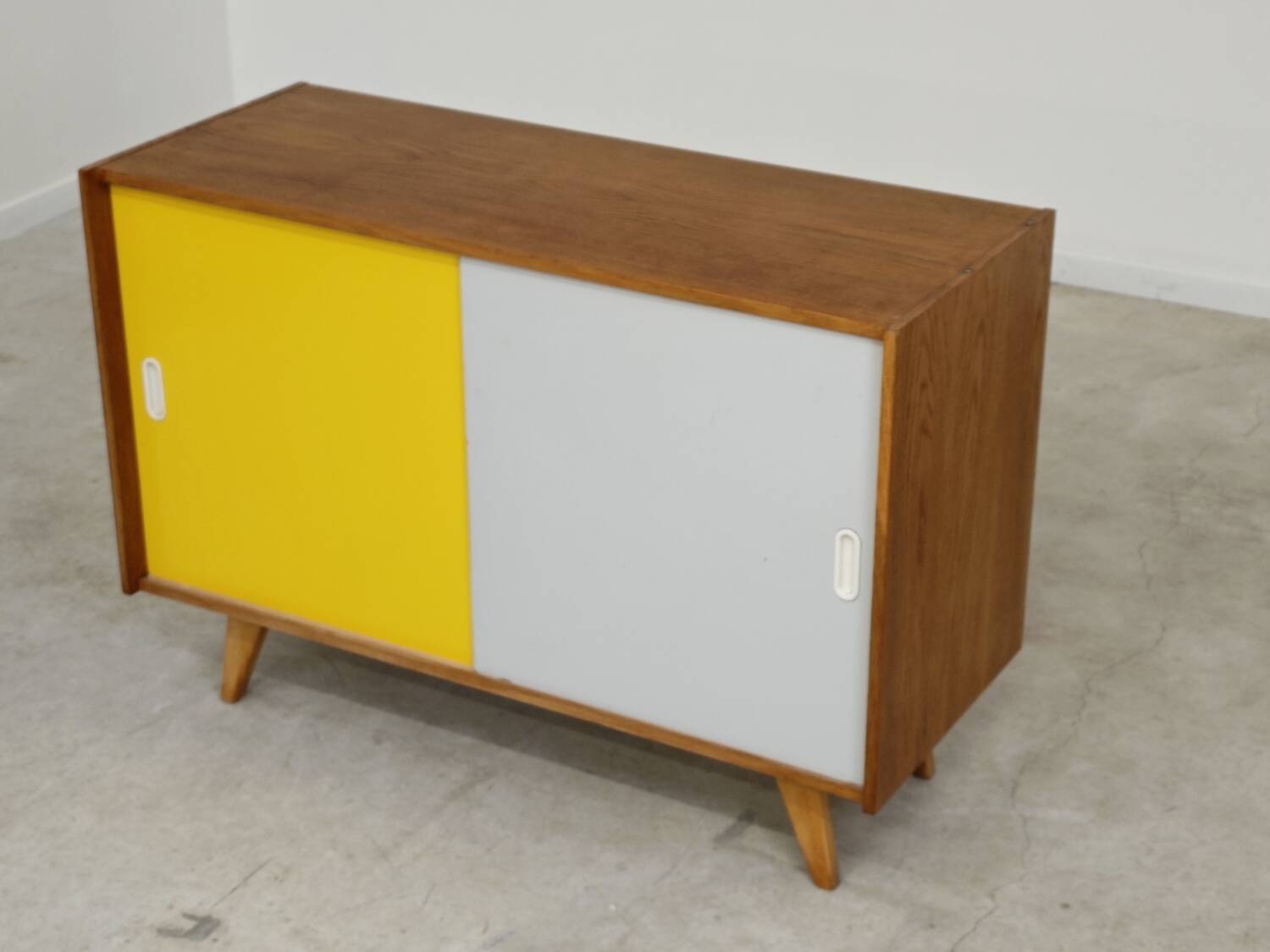 Buffet U-452 jaune et gris par Jiri Jiroutek pour Interier Praha 1960