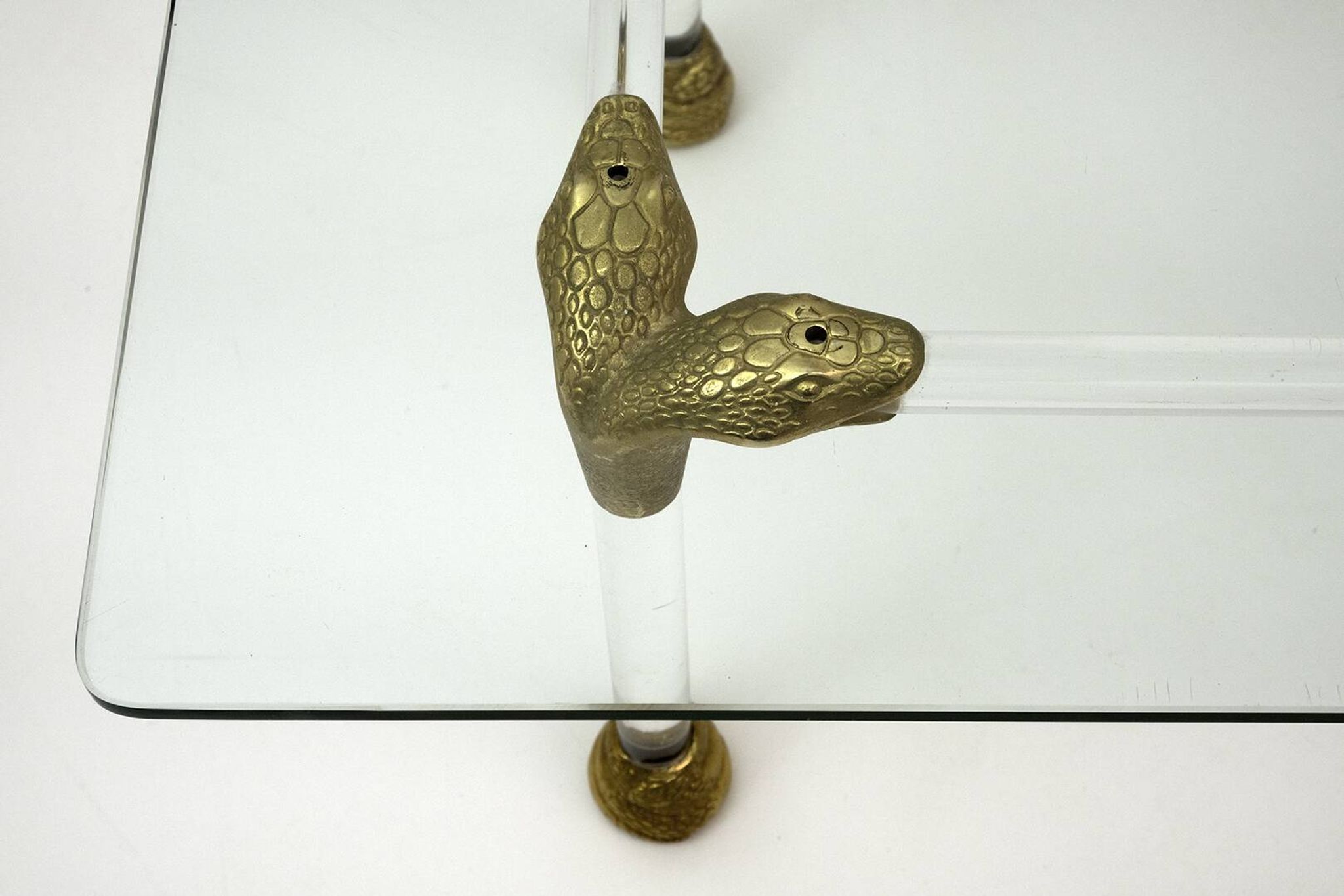 Table basse italienne en Lucite et laiton du milieu du siècle avec détails en tête de serpent