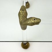 Table basse italienne en Lucite et laiton du milieu du siècle avec détails en tête de serpent