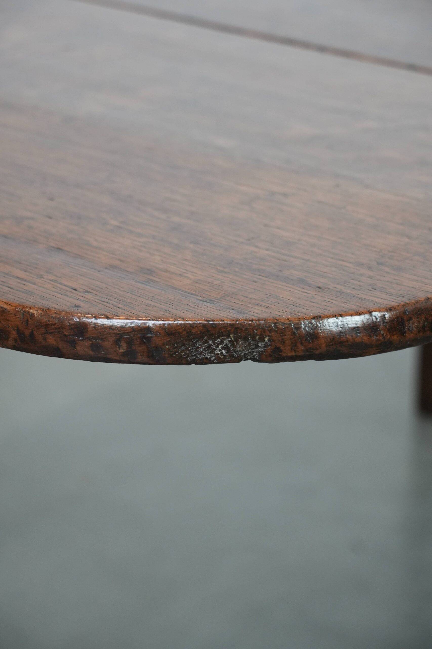 Charming antique English drop-leaf dining table made of oak from the late 19th century