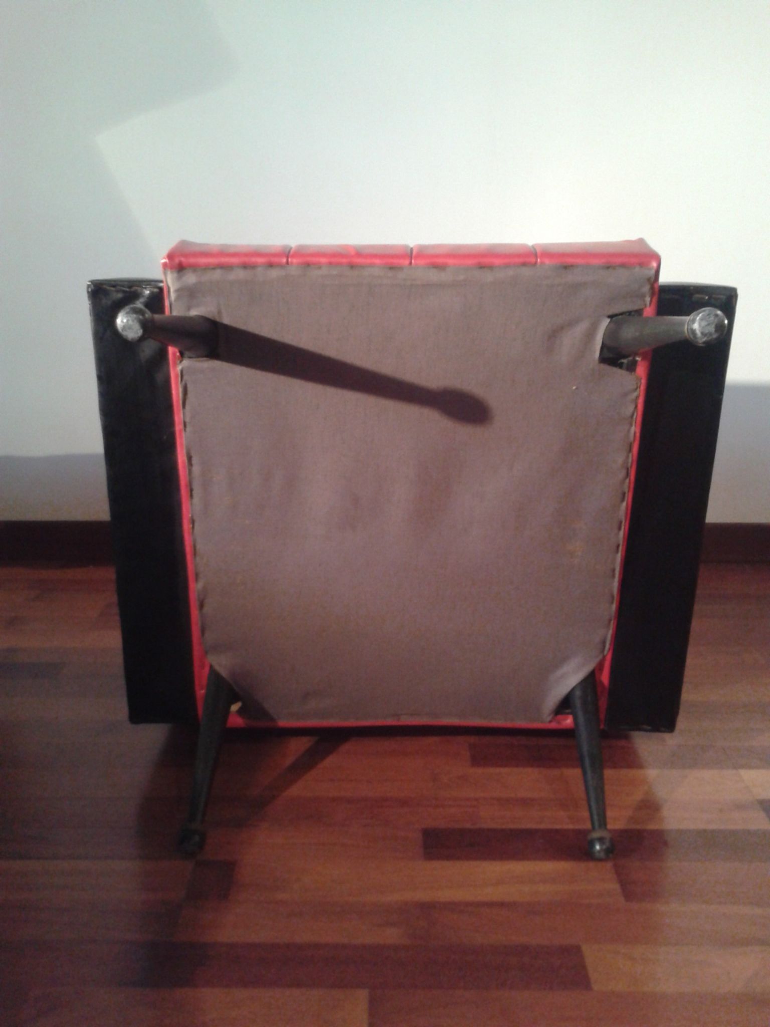 Paire de fauteuils vintage en skaï rouge et noir