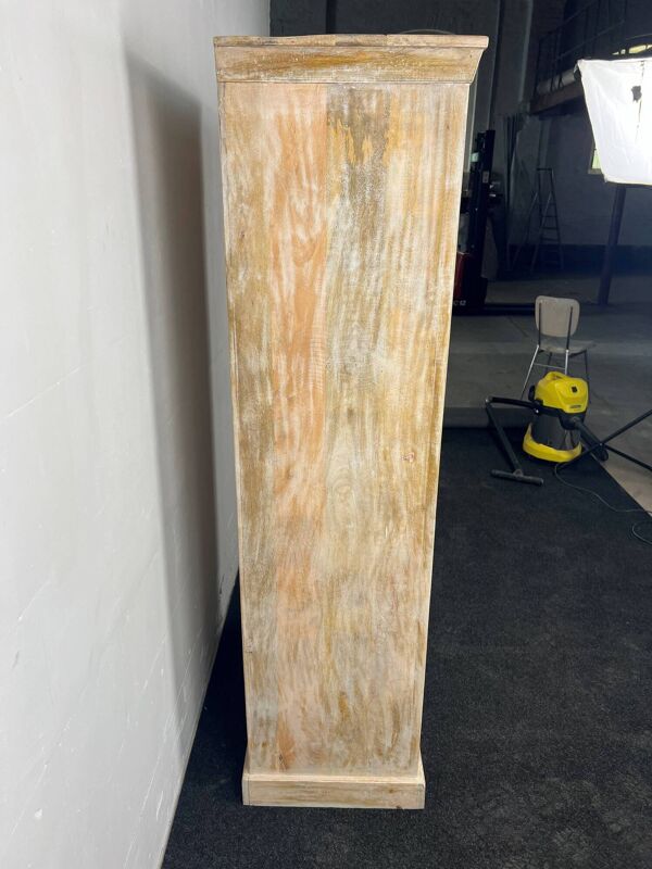 Armoire ancienne en bois blanc