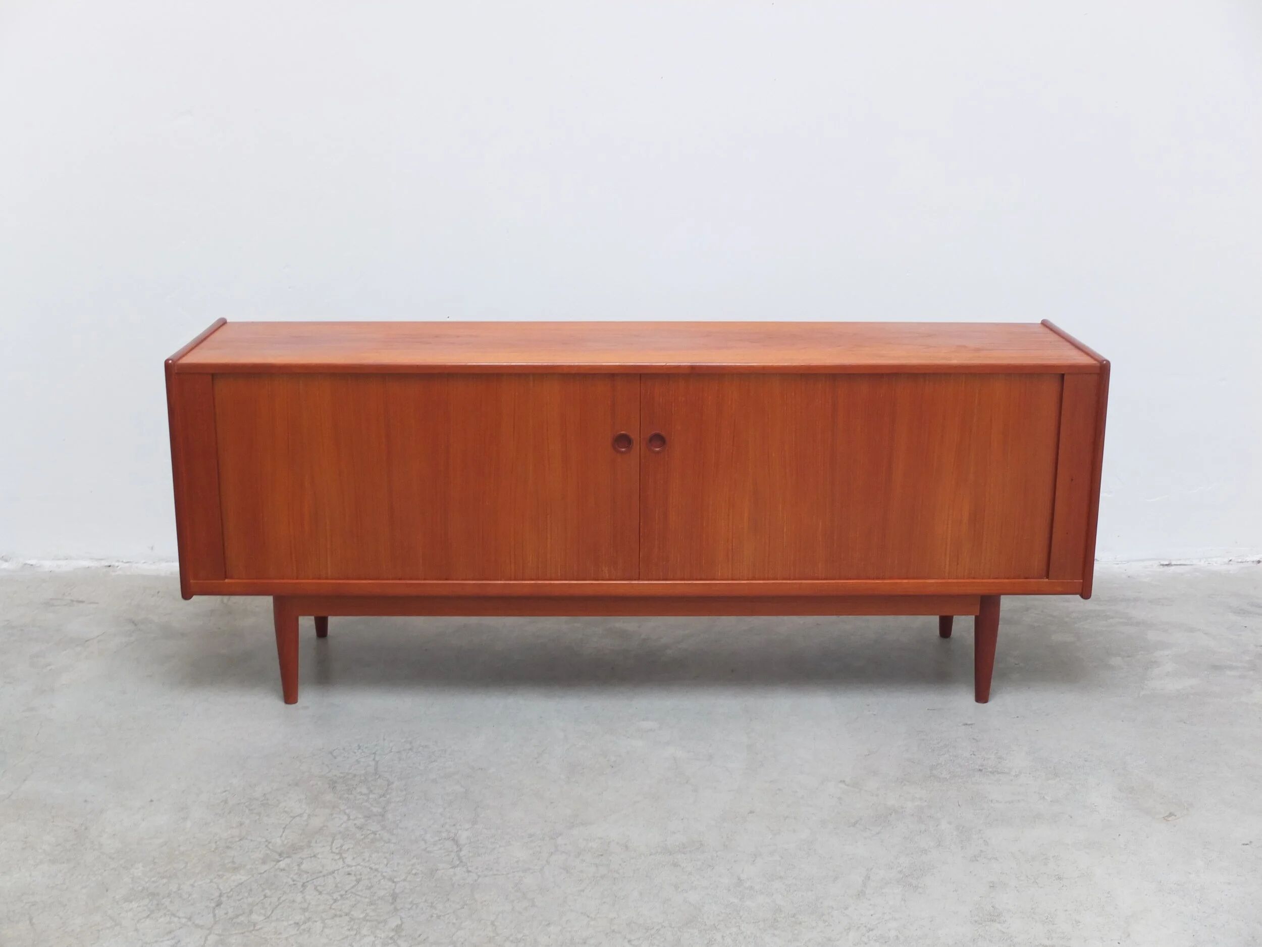 Buffet en teck danois avec portes tambour, années 1960.