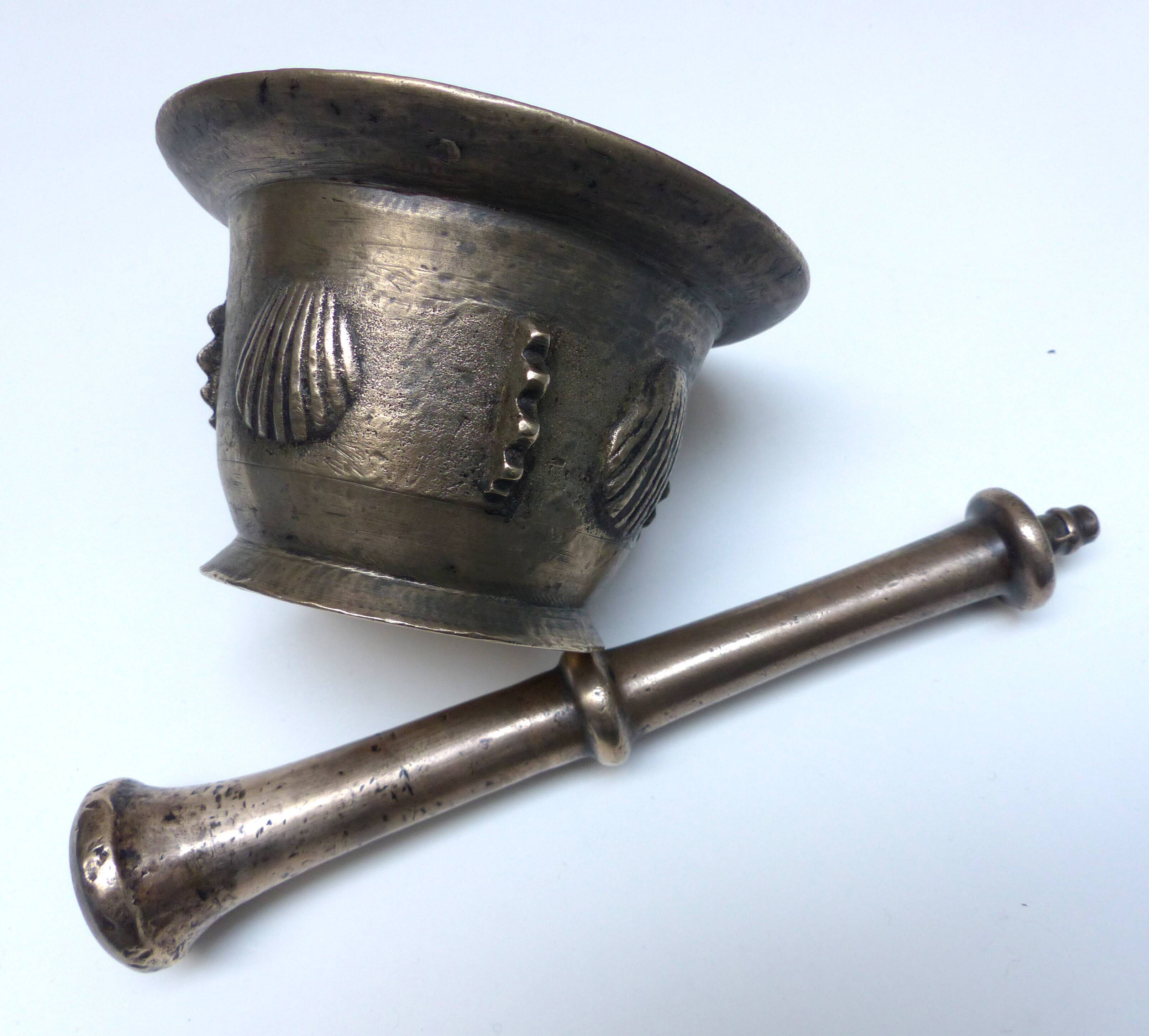 Mortier et son pilon en bronze à décor de coquille saint jacques