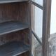 Armoire vitrée en bois ancien blanchi