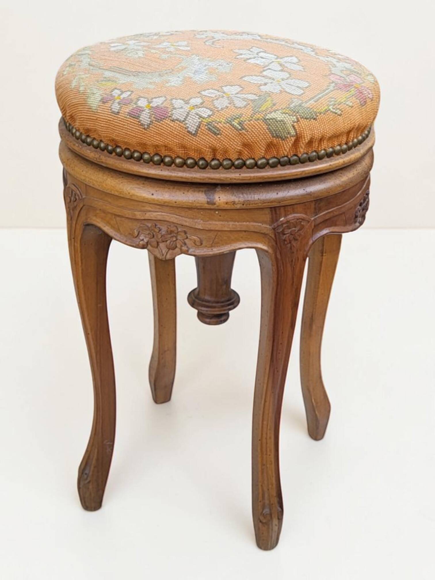 Swivel piano stool with screw, Louis XV style, in walnut.