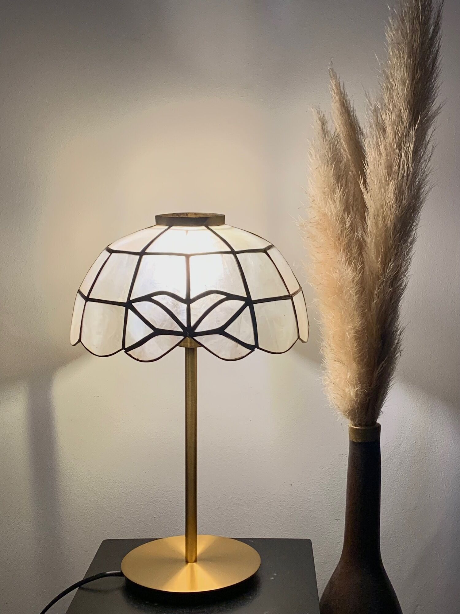 Table lamp with a vintage mother-of-pearl lampshade set