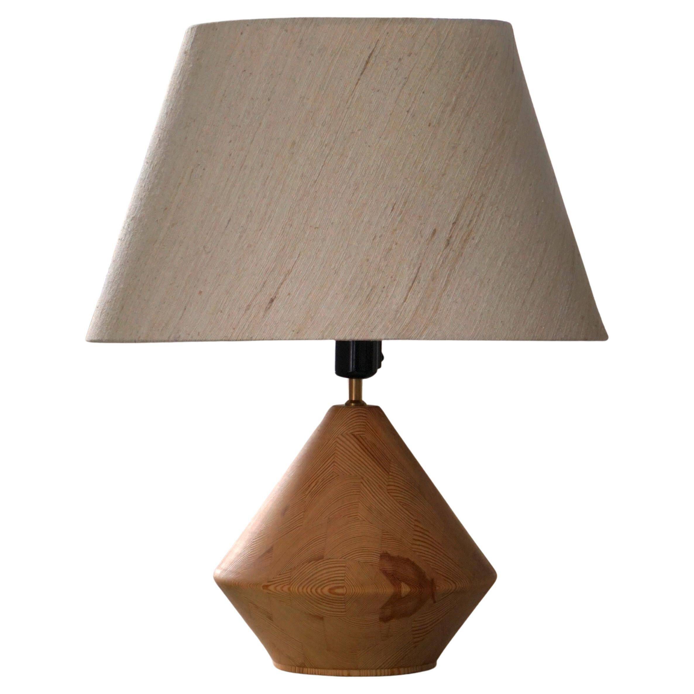 Sculptural Danish modern table lamp in wood by Kirk, 1980s.