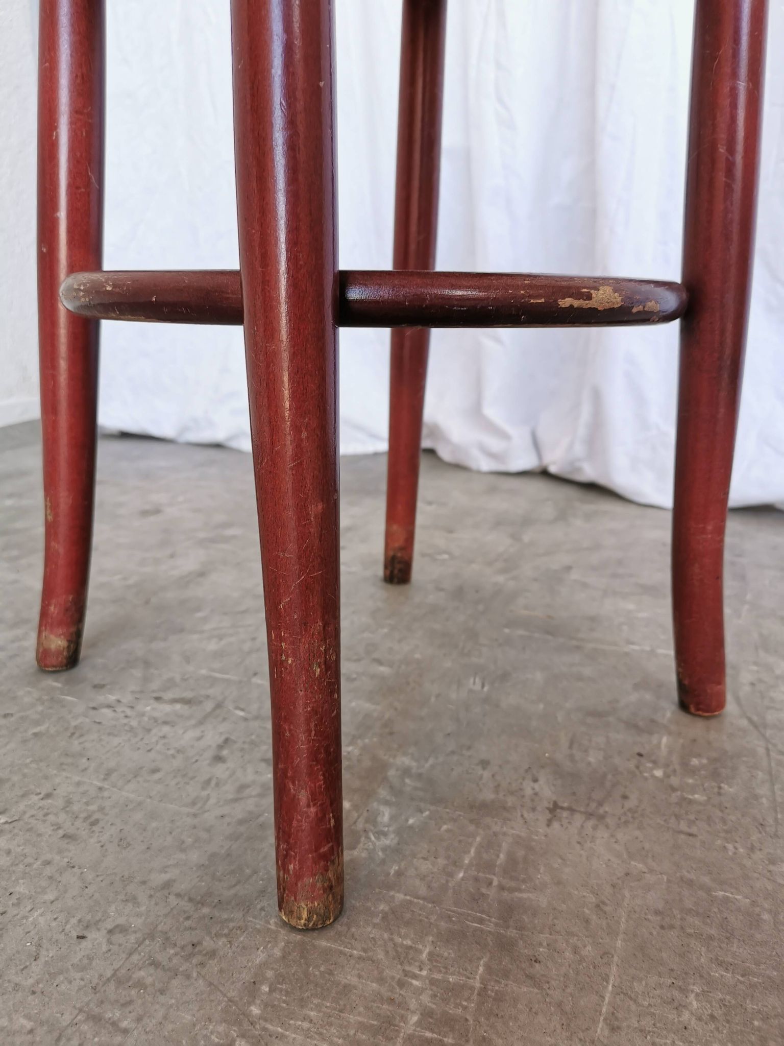 Tabouret de pub irlandais vintage : assise en cuir vert, bois courbé, style Thonet