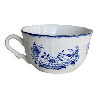 Antique Lancaster cup in white earthenware with blue decoration