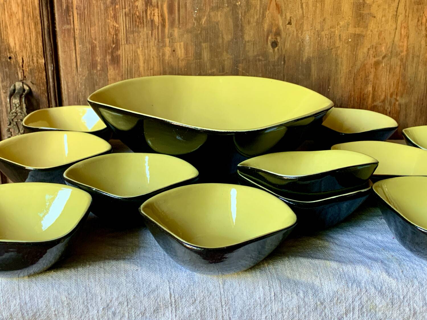 Saladier et 12 ramequins jaune et noir 1960
