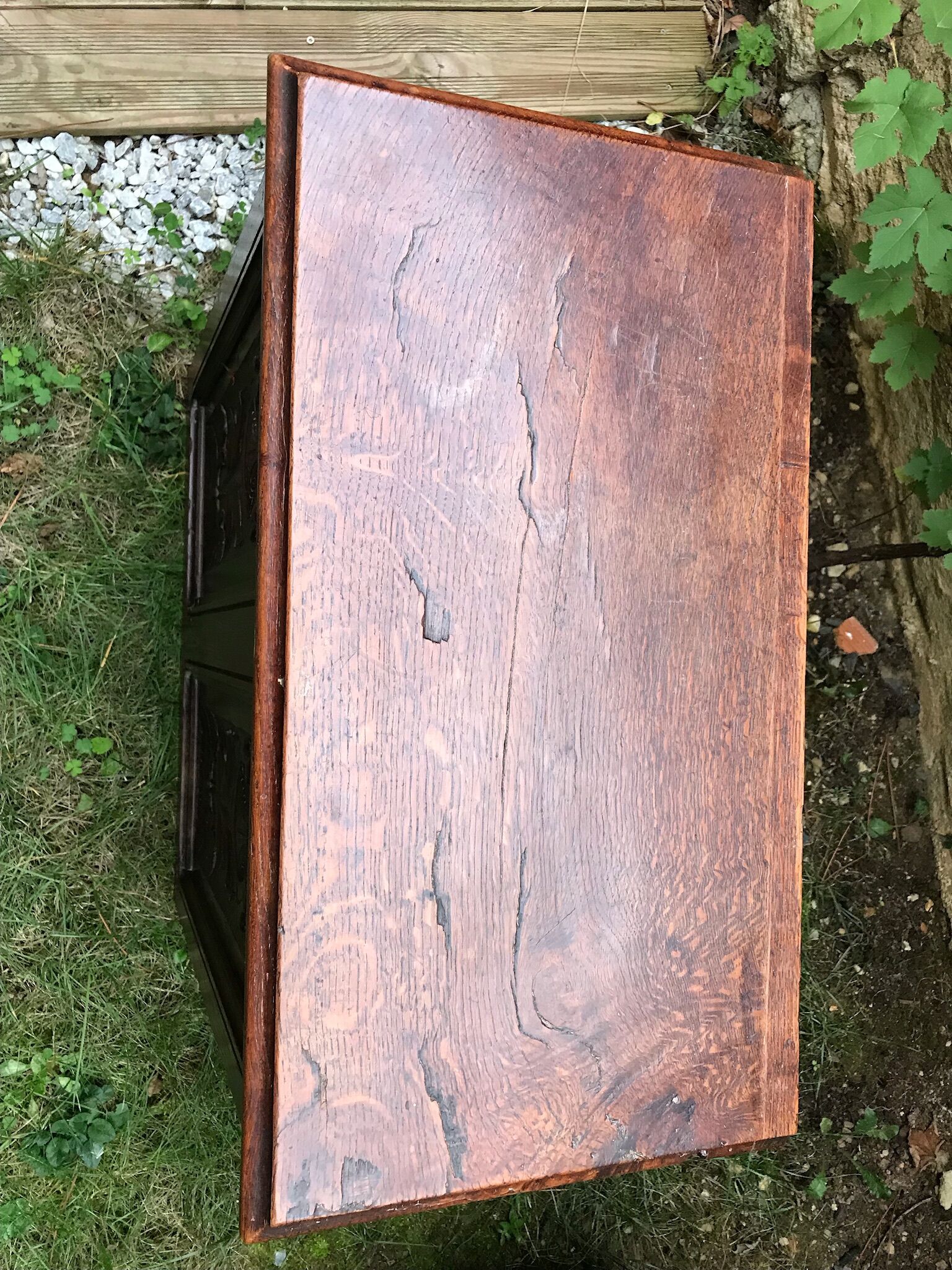 Coffre en bois sculpté et estampille a. dubois