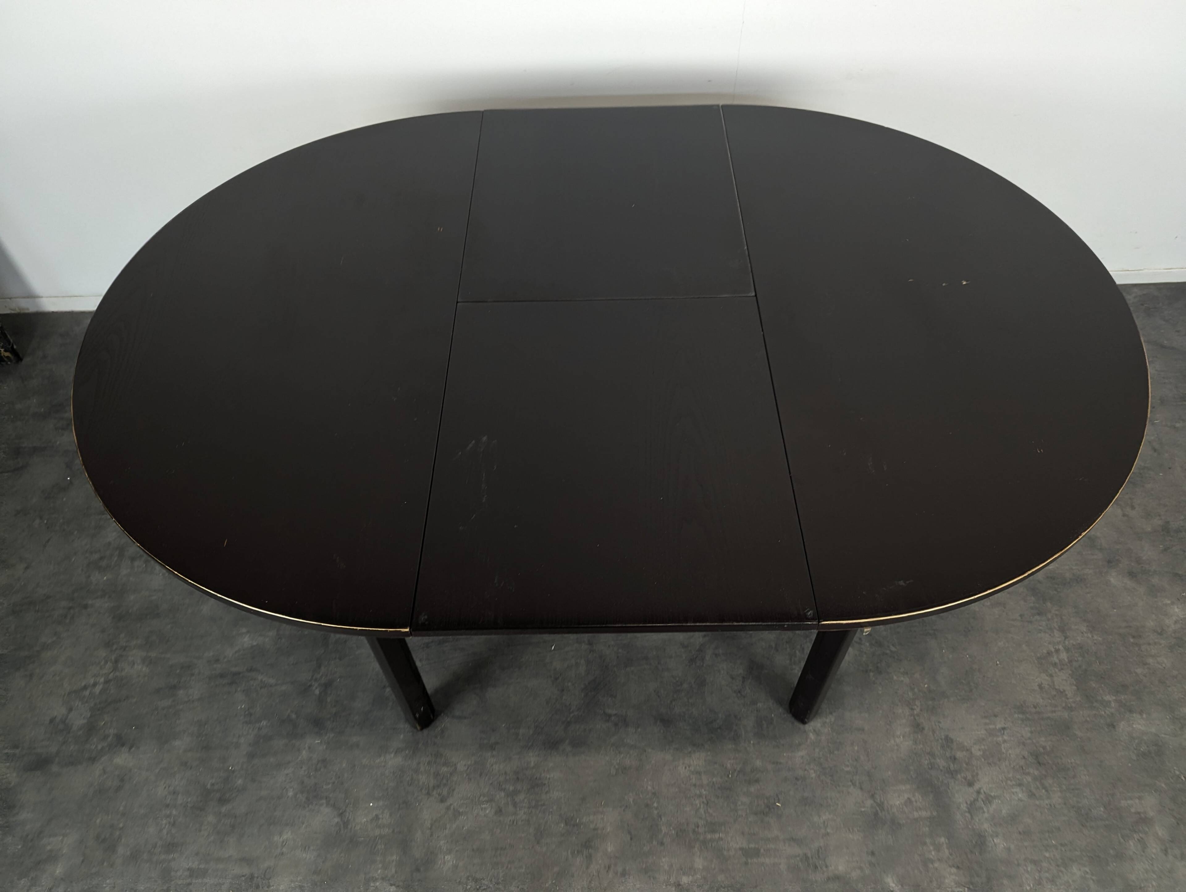 Table moderne teinté noir en chêne