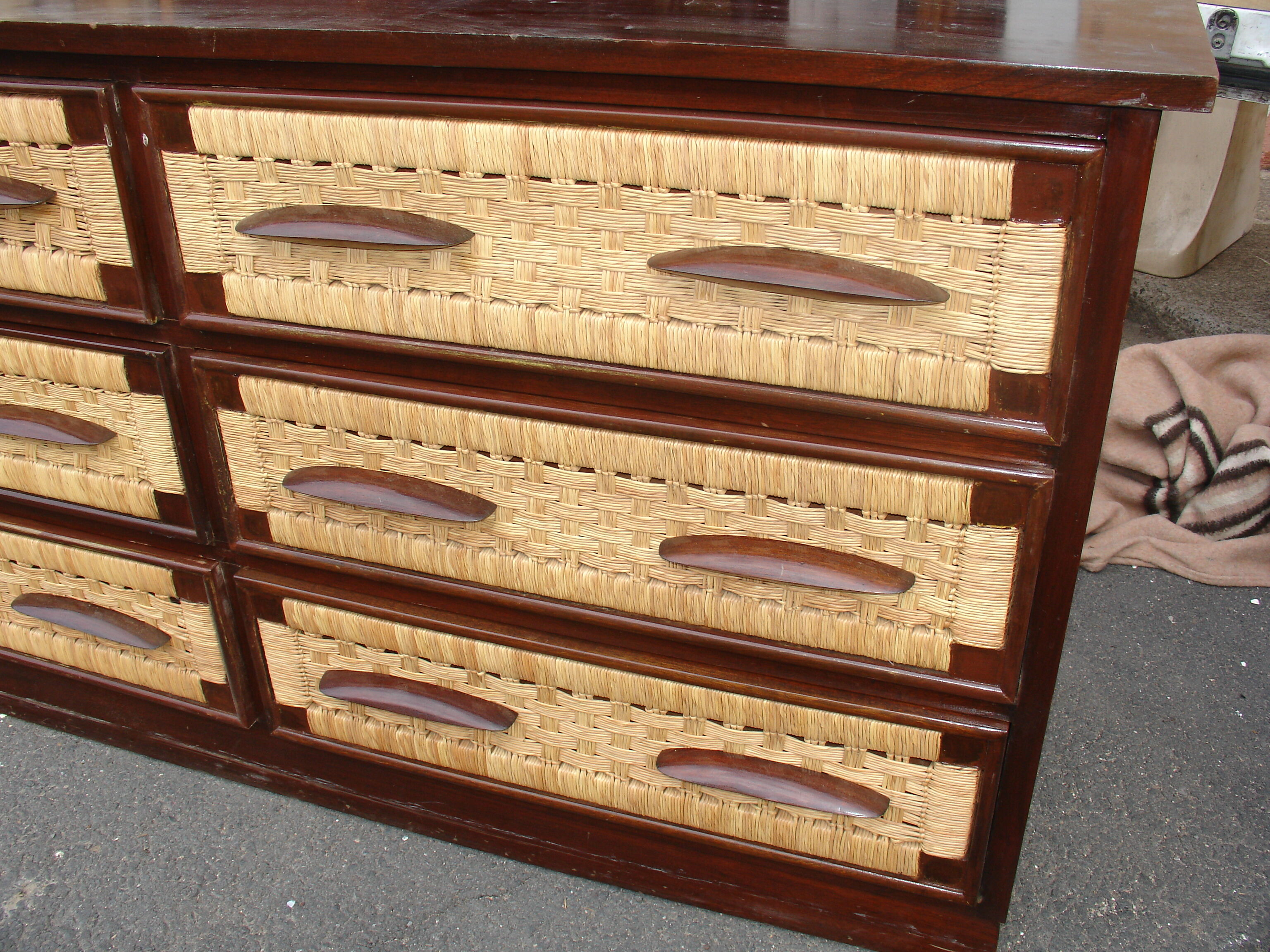 Six-drawer mahogany and straw chest of drawers, circa 1950, made in Mexico