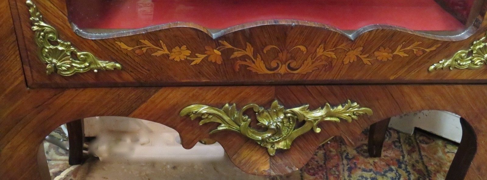 Showcase bronze Louis XV decorated with marquetry veneer