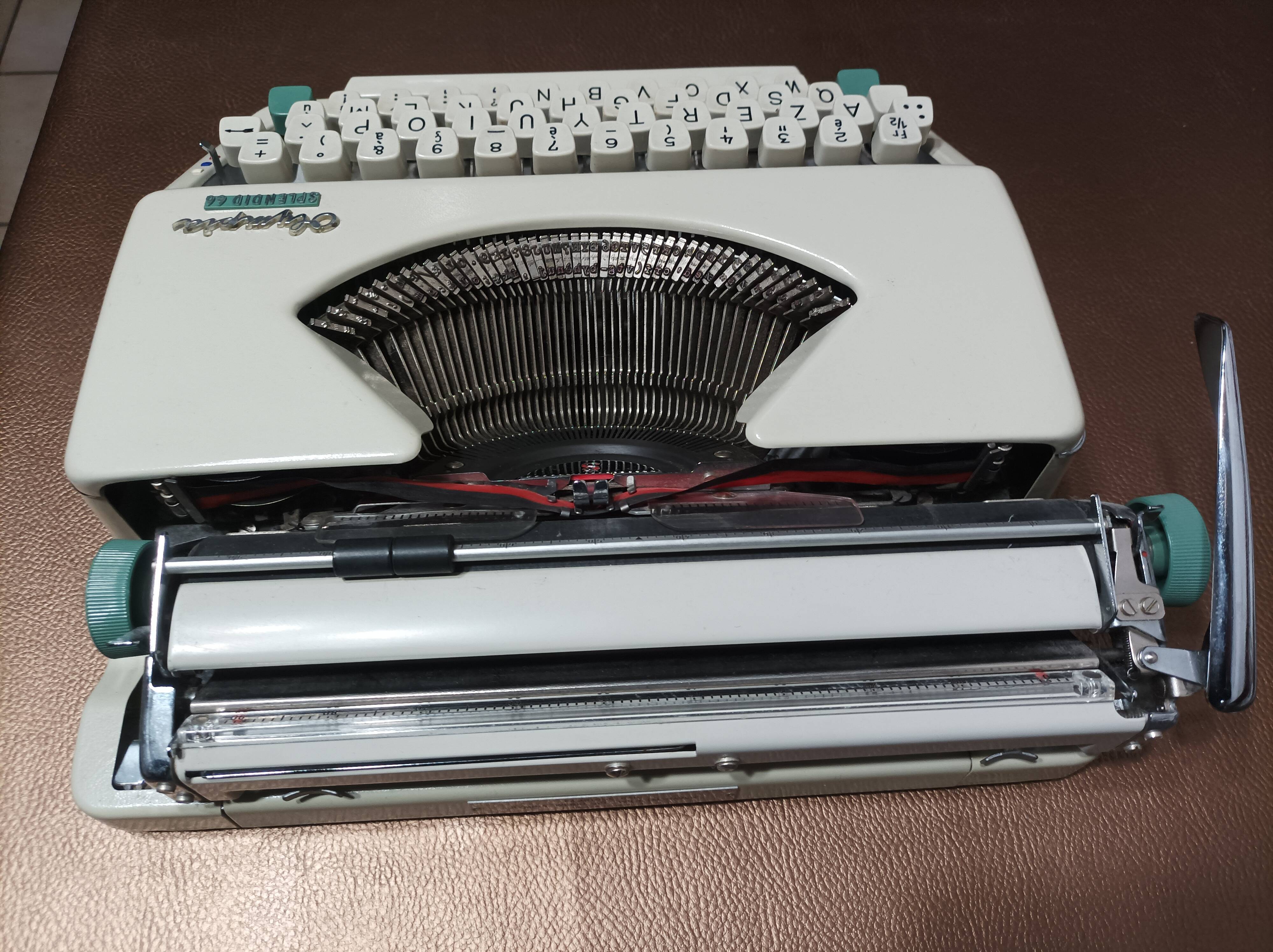 Vintage Olympia Splendid 66 machine + bag + manual