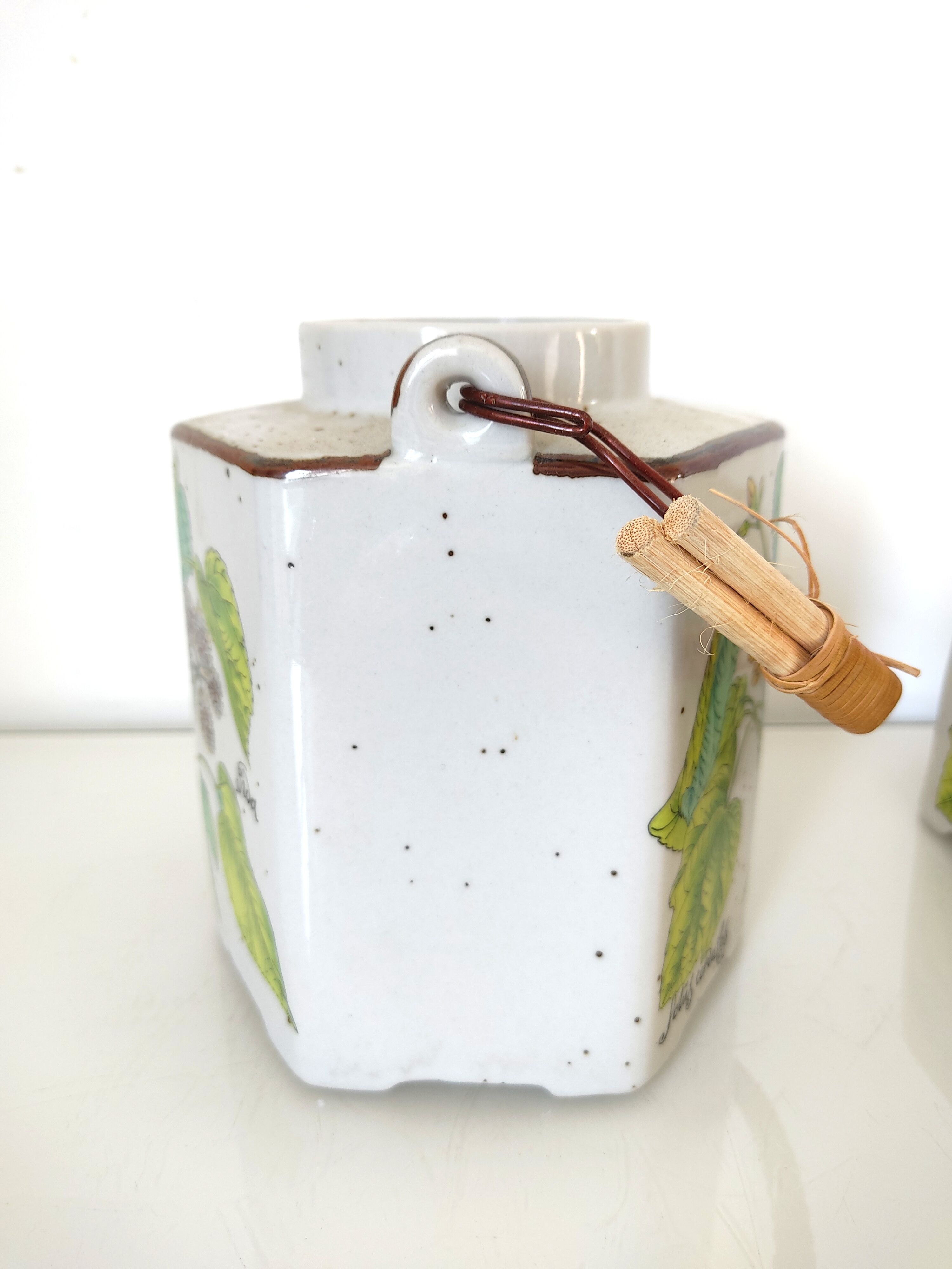 Teapot, stove and 6 cups
