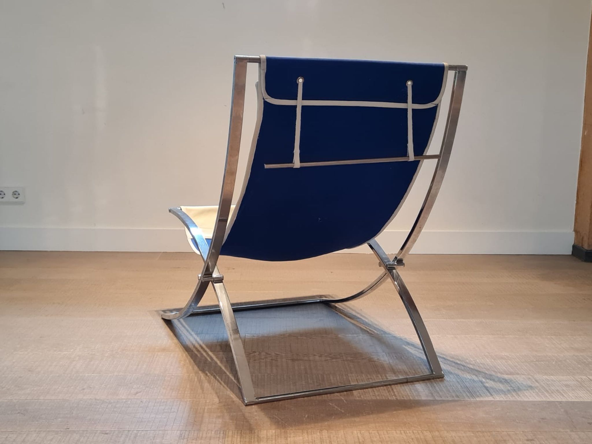 Marcello Cuneo ‘Louisa’ lounge chair in blue canvas and white leather, Italy 1970s