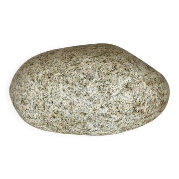 A lamp in the shape of a pebble.