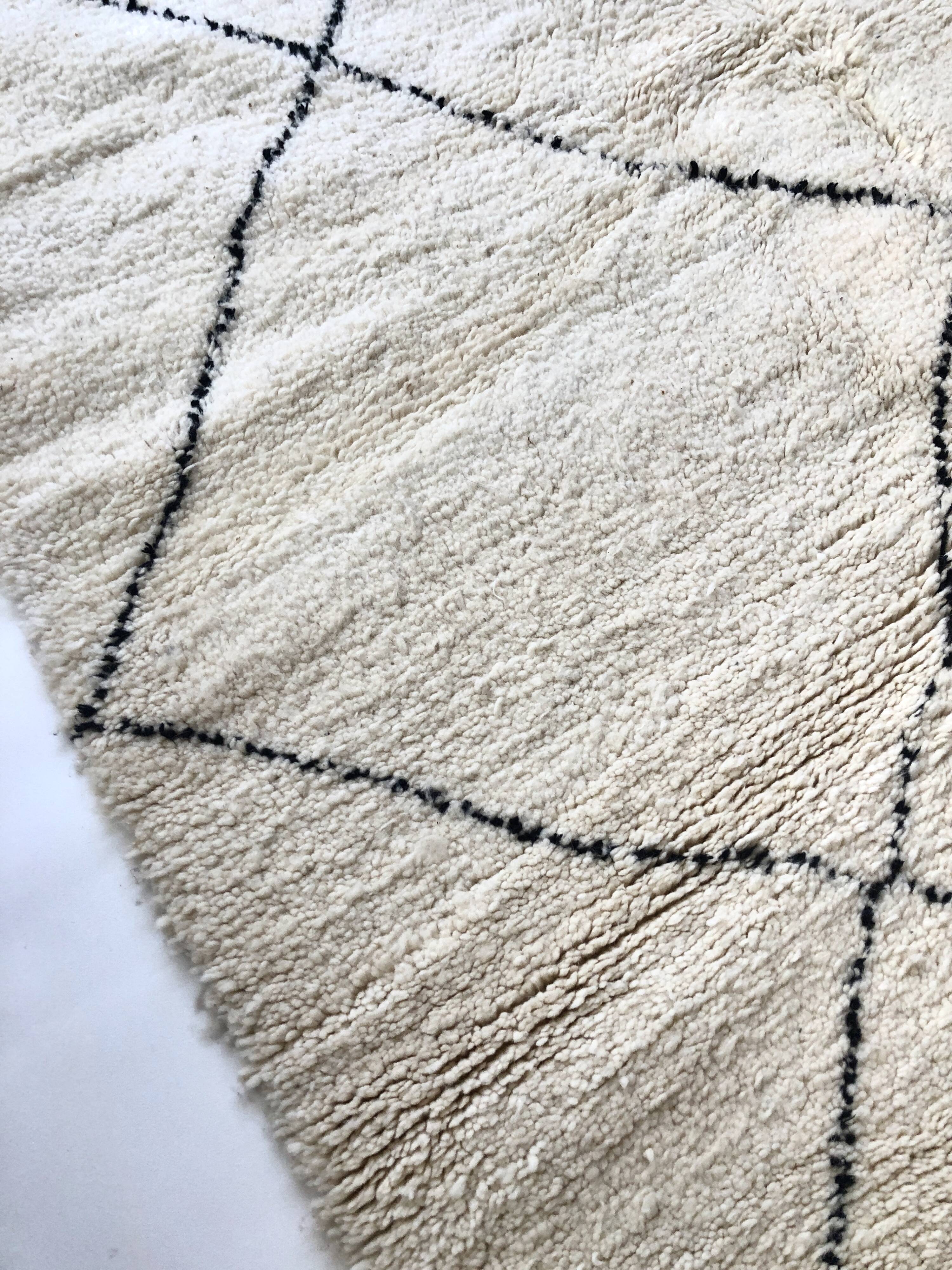 Moroccan Berber carpet with black diamonds 2,36x1.73m