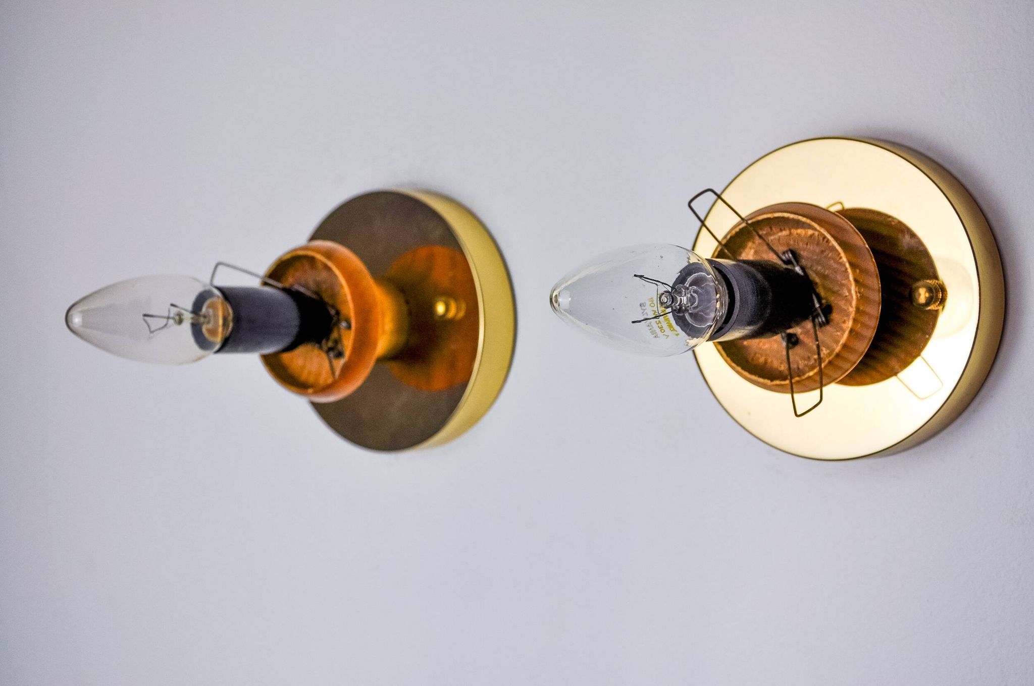 Pair of "cocoon" wall lights, resin and pine, Italy, 1970