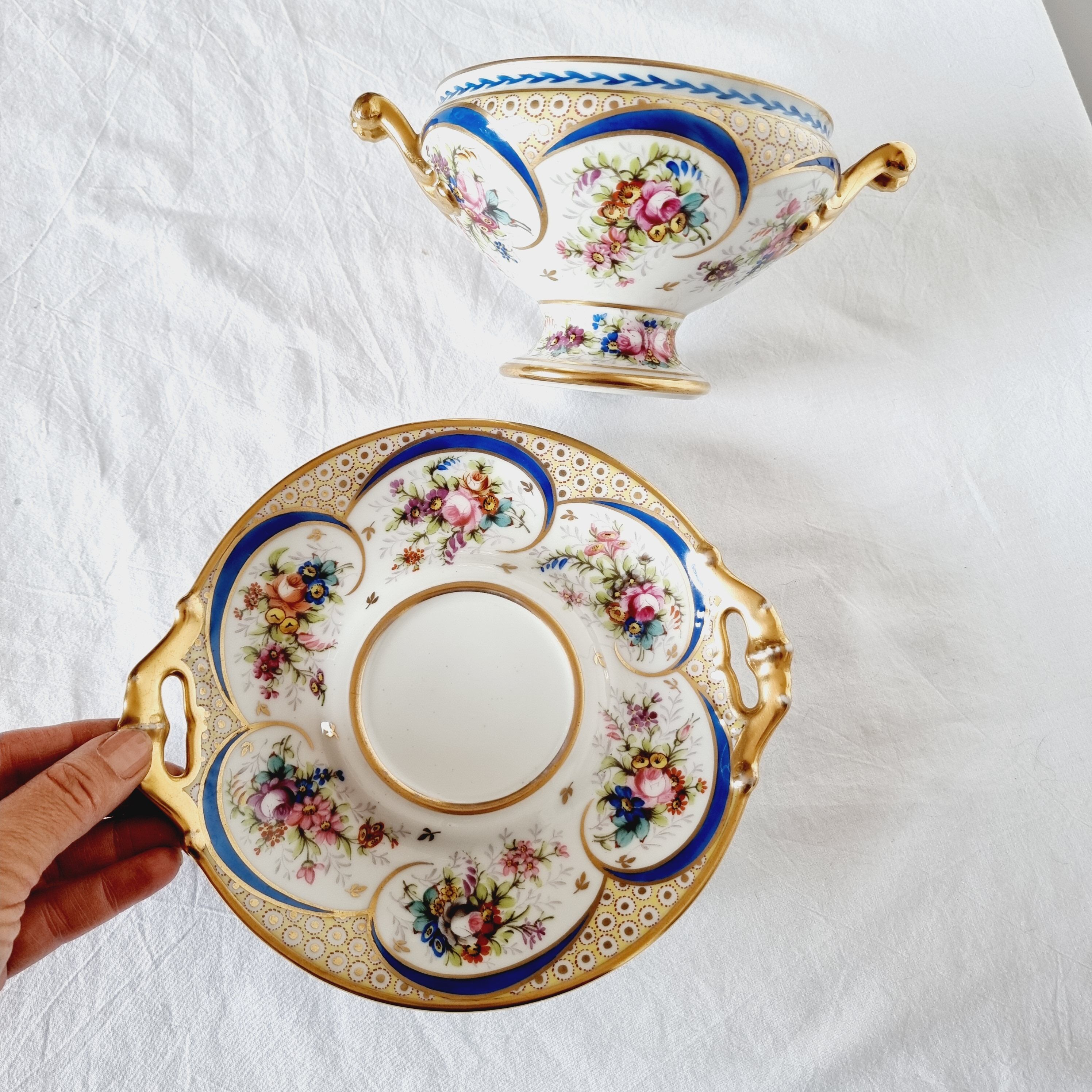 Tasse et soucoupe en porcelaine reproduction de sèvres décorées à la main par m.carpezat pour limoge
