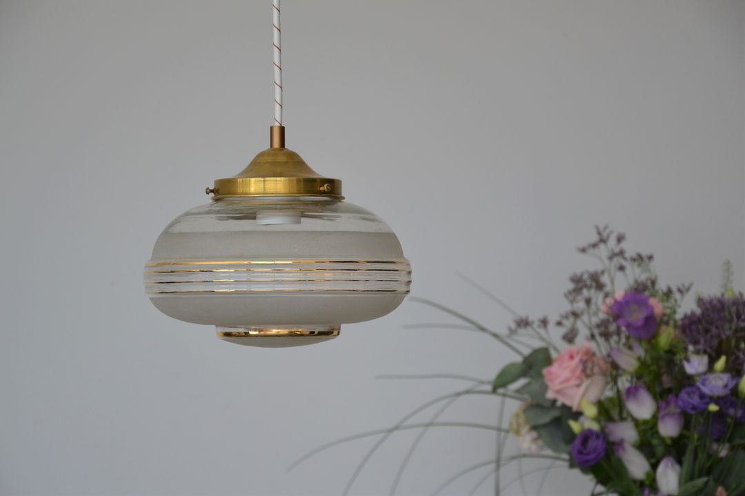Suspension globe in frosted glass with golden edges