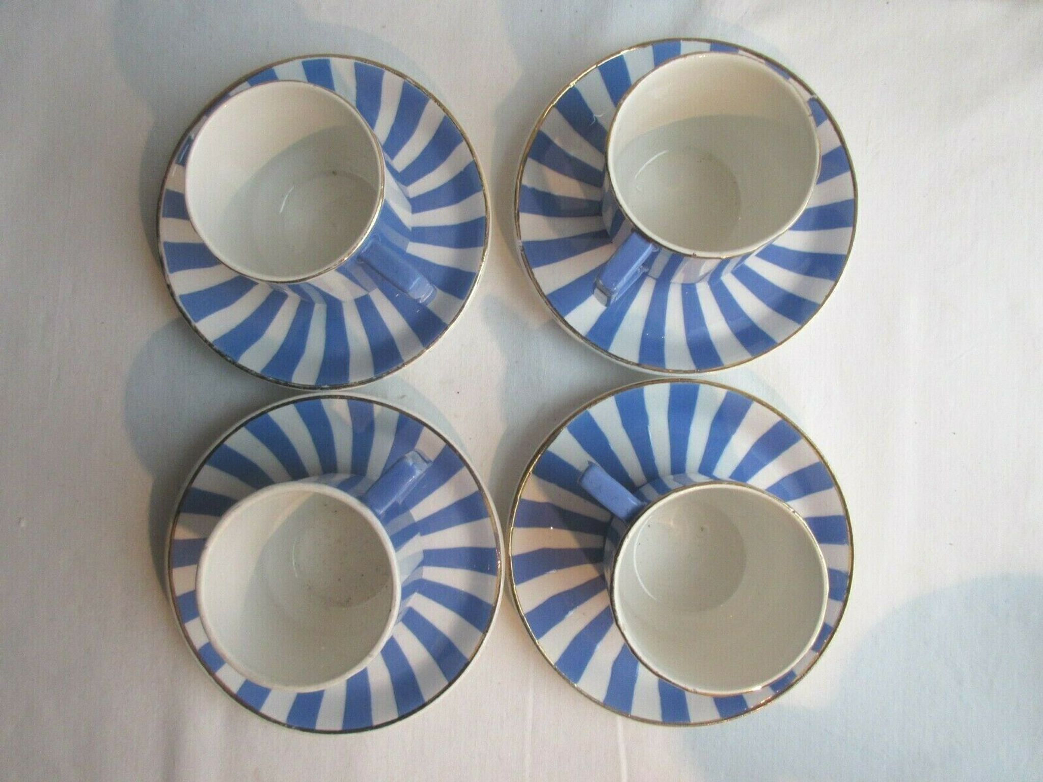 Set of 4 coffee cups and 4 saucers signed Sarreguemines, model FOX TROTT