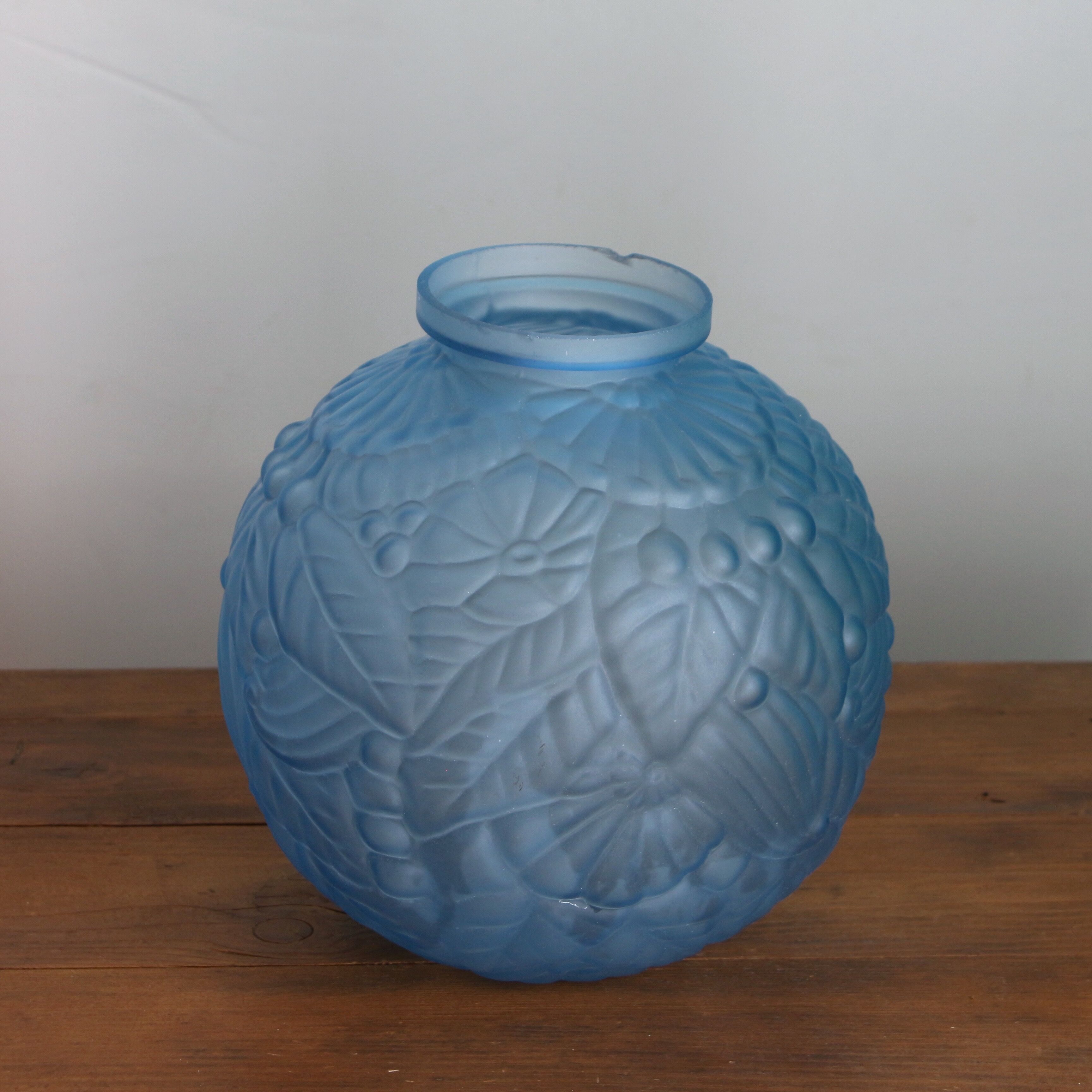 Vase ball art deco in blue glass