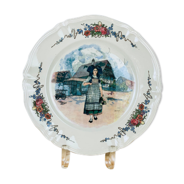 Plat rond Obernai en faïence de Sarreguemines, signé Loux