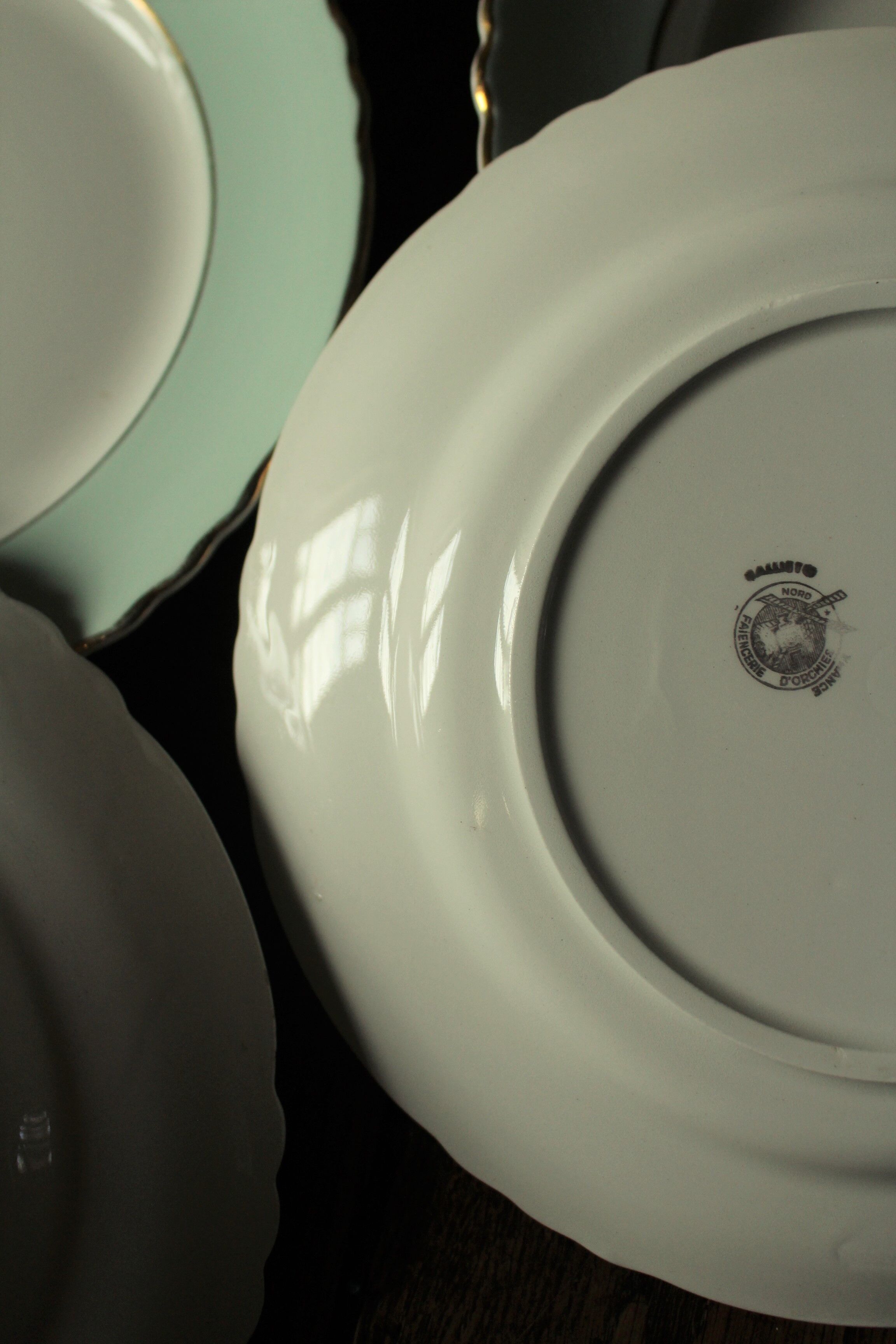 Lot 2 hollow plates and 2 green gilding plates Moulin des Loups