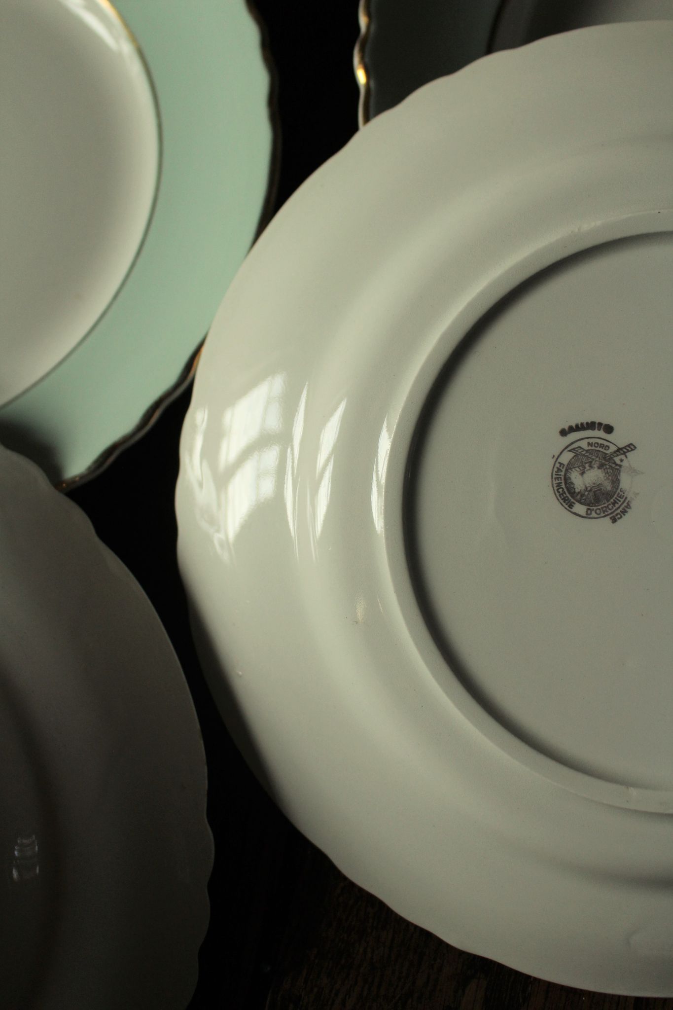 Lot 2 hollow plates and 2 green gilding plates Moulin des Loups