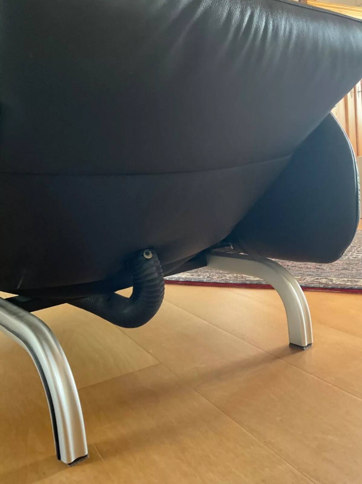 XDark brown leather chaise longue