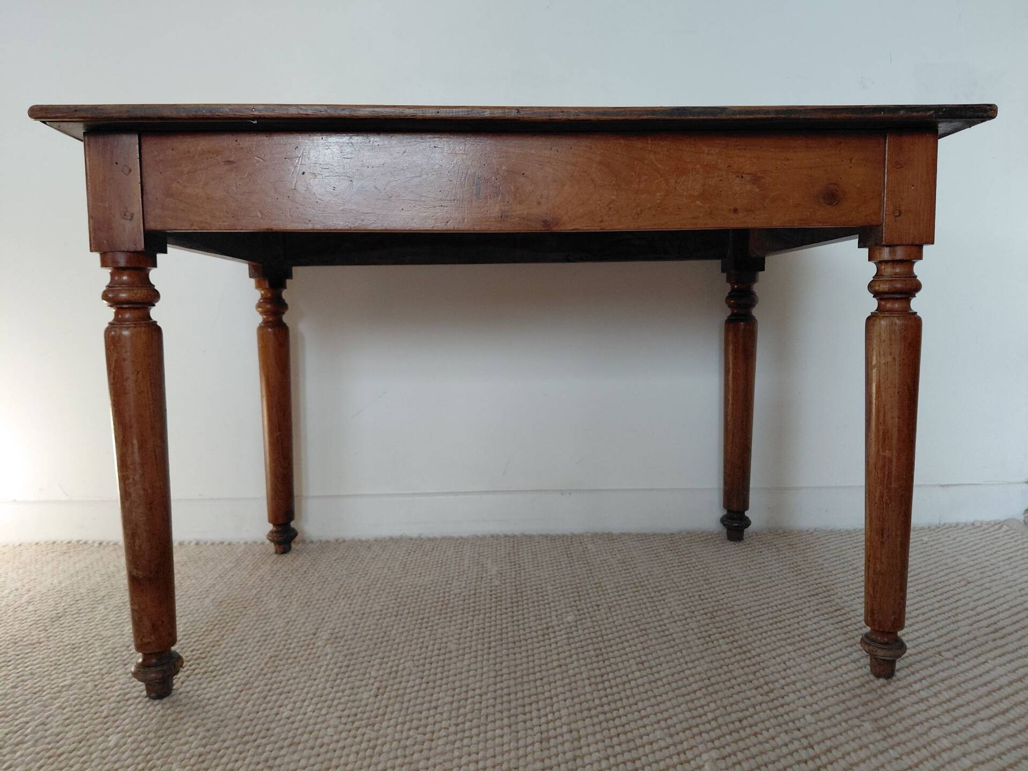 Table / Vintage cherry wood desk with turned legs – Natural patina